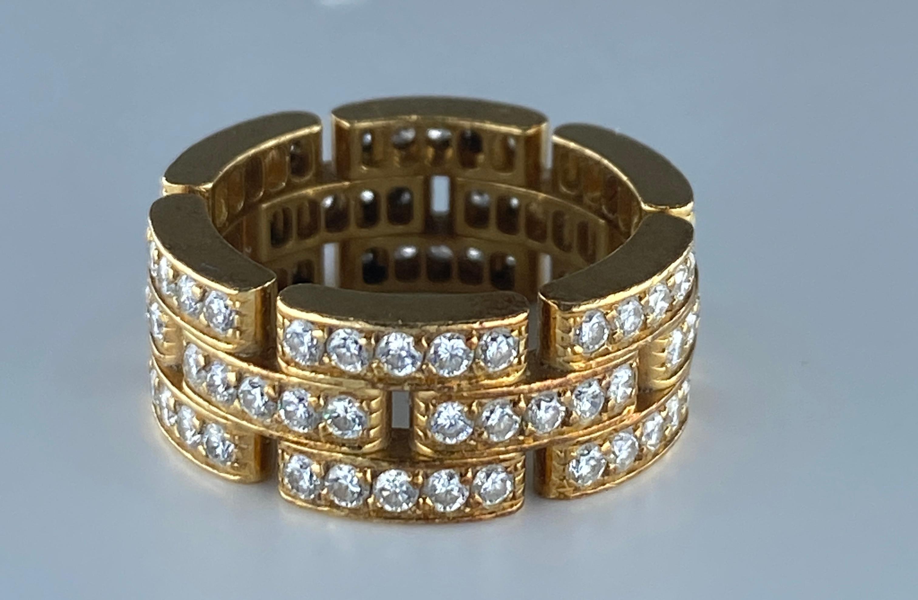 Bague en or jaune 18 carats de modèle : maillons panthère signée de la maison Cartier (numérotée et poinçonnée). Elle est composée de trois rangs de maillons sertis de 90 diamants pour un total de 1,40 carat environ .Parfait état.
Poids : 9,40