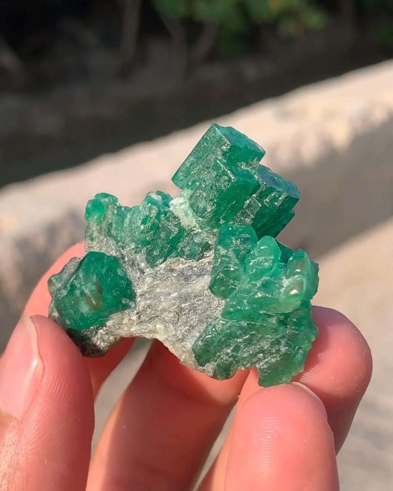18 grammi di cristalli di smeraldo di colore verde appollaiati su calcite dal Pakistan in vendita 4