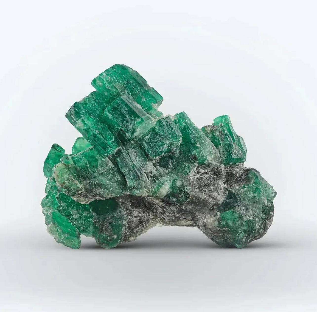 18 grammi di cristalli di smeraldo di colore verde appollaiati su calcite dal Pakistan in vendita 6