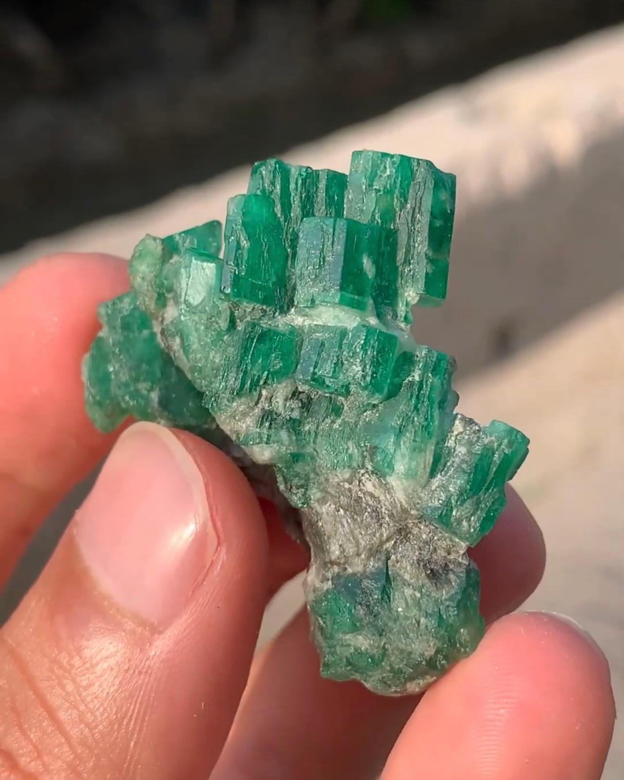Moderno 18 grammi di cristalli di smeraldo di colore verde appollaiati su calcite dal Pakistan in vendita
