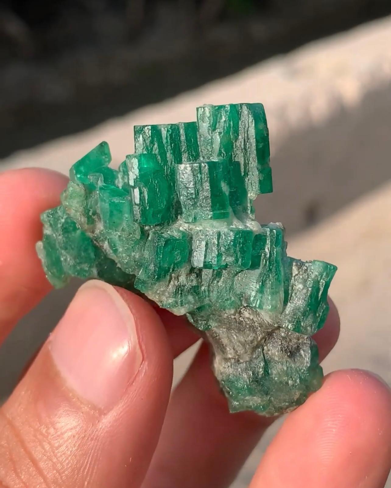 Pakistano 18 grammi di cristalli di smeraldo di colore verde appollaiati su calcite dal Pakistan in vendita