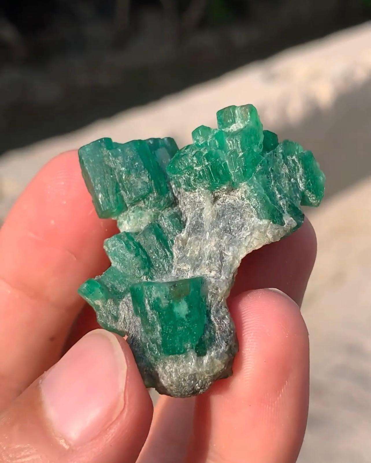18 grammi di cristalli di smeraldo di colore verde appollaiati su calcite dal Pakistan In condizioni buone in vendita a Peshawar, PK