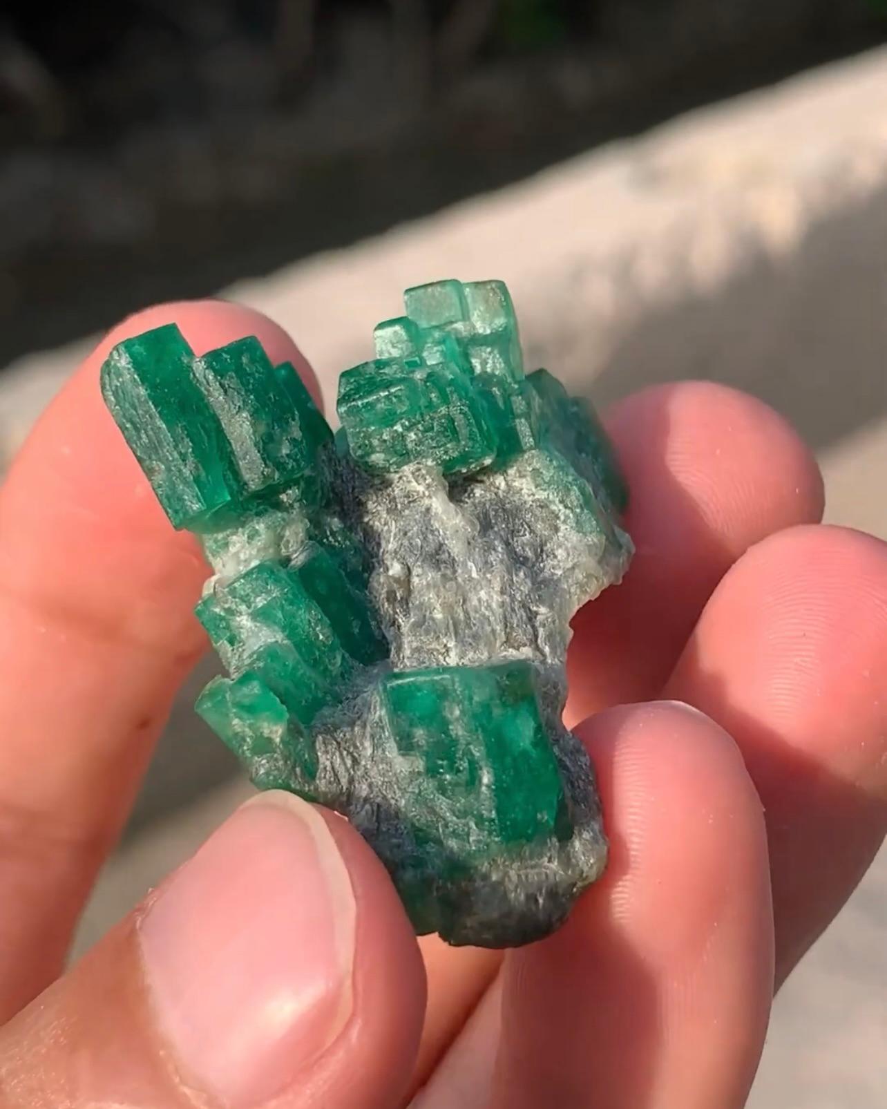 XXI secolo e contemporaneo 18 grammi di cristalli di smeraldo di colore verde appollaiati su calcite dal Pakistan in vendita