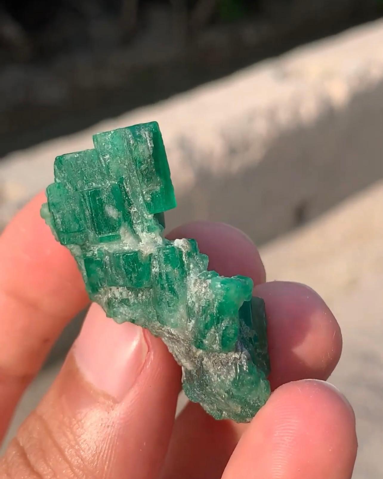 Altro 18 grammi di cristalli di smeraldo di colore verde appollaiati su calcite dal Pakistan in vendita