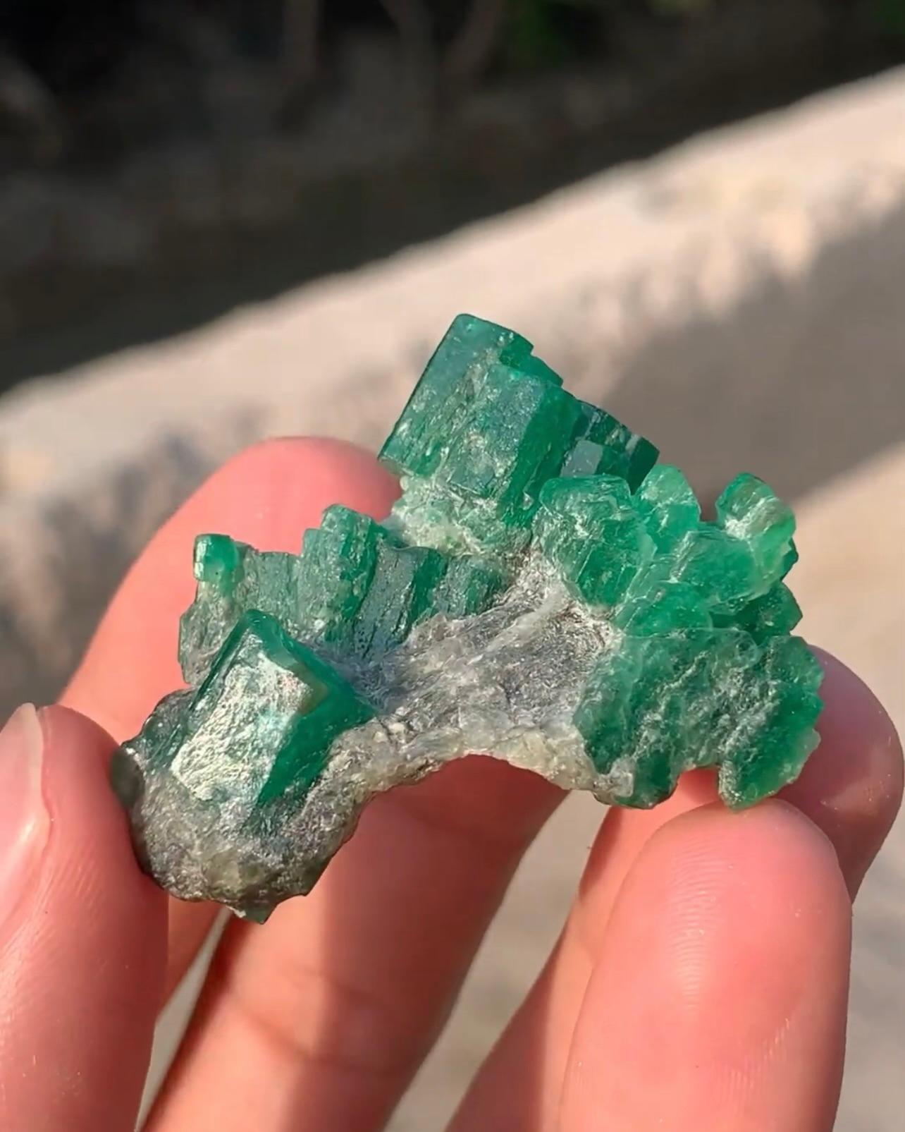 18 grammi di cristalli di smeraldo di colore verde appollaiati su calcite dal Pakistan in vendita 1