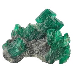 18 grammes d'émeraudes de couleur verte perchées sur du Calcite du Pakistan