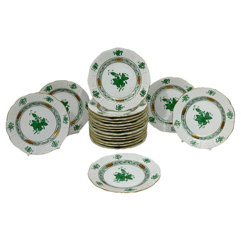 What is the difference between faience and porcelain?