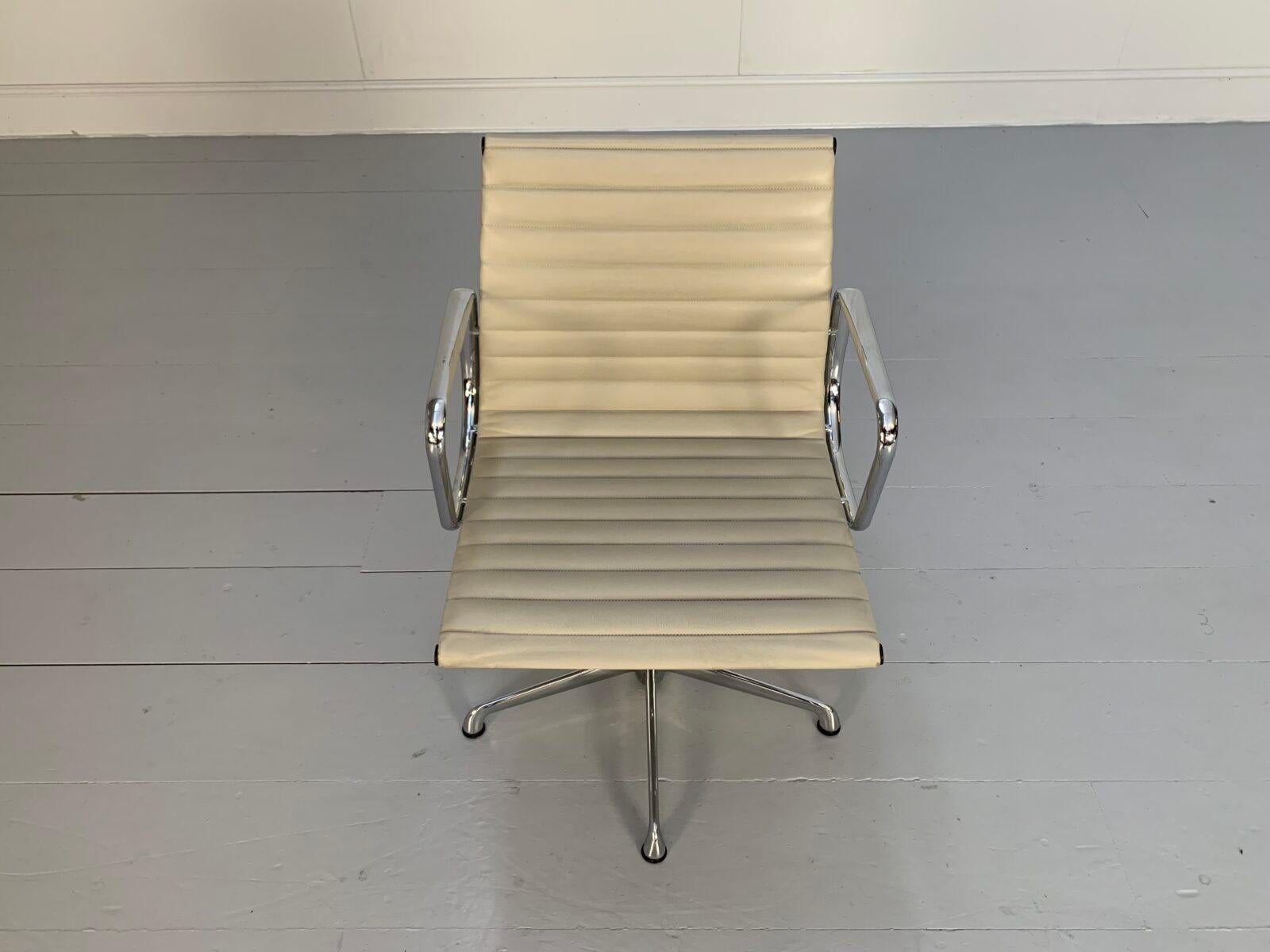 XXIe siècle et contemporain 18 chaises Eames 