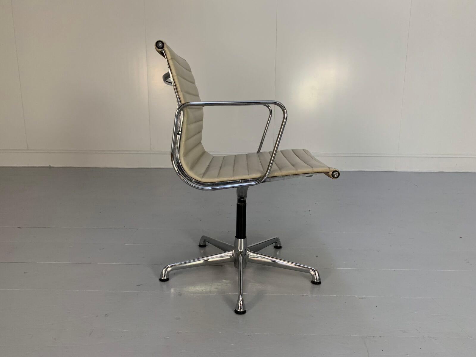18 chaises Eames 