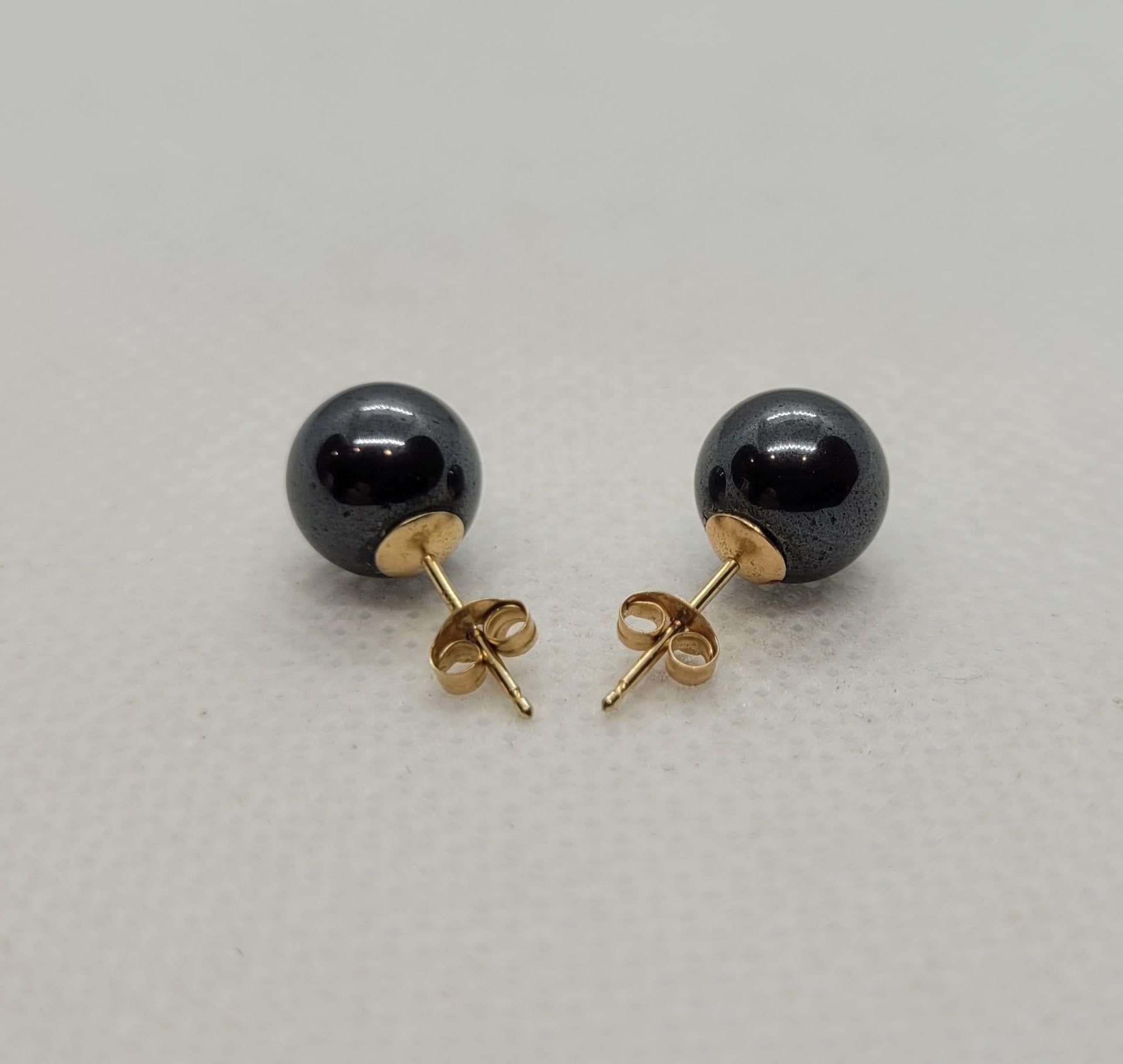 Moderno Perline di ematite da 18 pollici e 8,3 mm annodate, chiusura in oro giallo 14 carati, borchie a frizione 14 carati in vendita