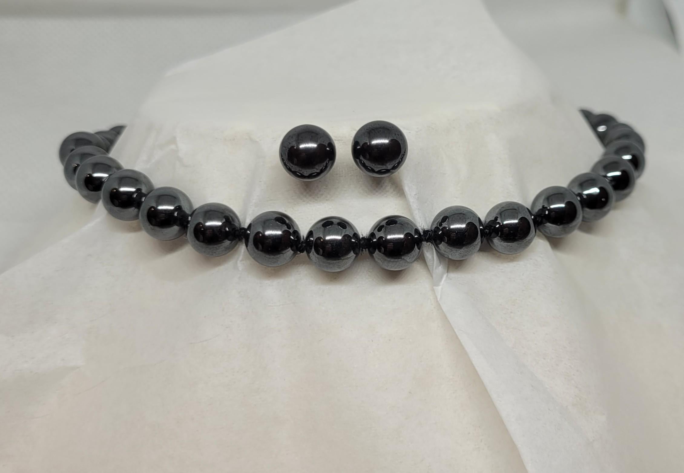 Taglio rotondo Perline di ematite da 18 pollici e 8,3 mm annodate, chiusura in oro giallo 14 carati, borchie a frizione 14 carati in vendita