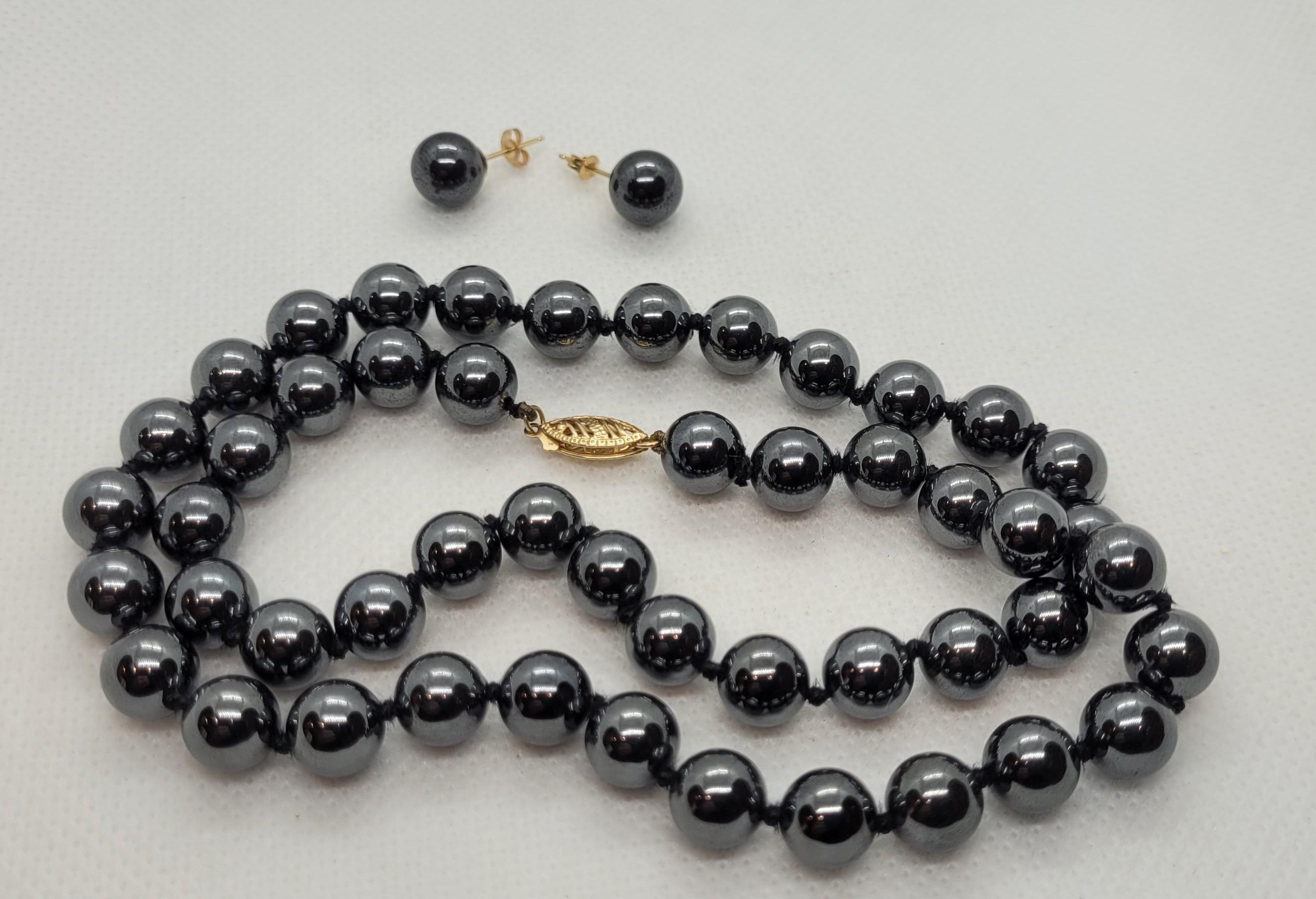 Perline di ematite da 18 pollici e 8,3 mm annodate, chiusura in oro giallo 14 carati, borchie a frizione 14 carati In condizioni buone in vendita a San Diego, CA