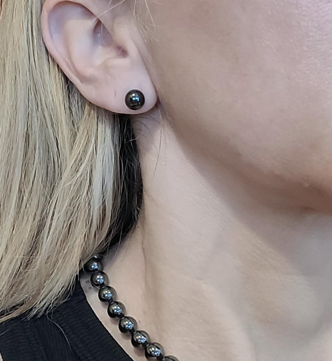 Donna Perline di ematite da 18 pollici e 8,3 mm annodate, chiusura in oro giallo 14 carati, borchie a frizione 14 carati in vendita