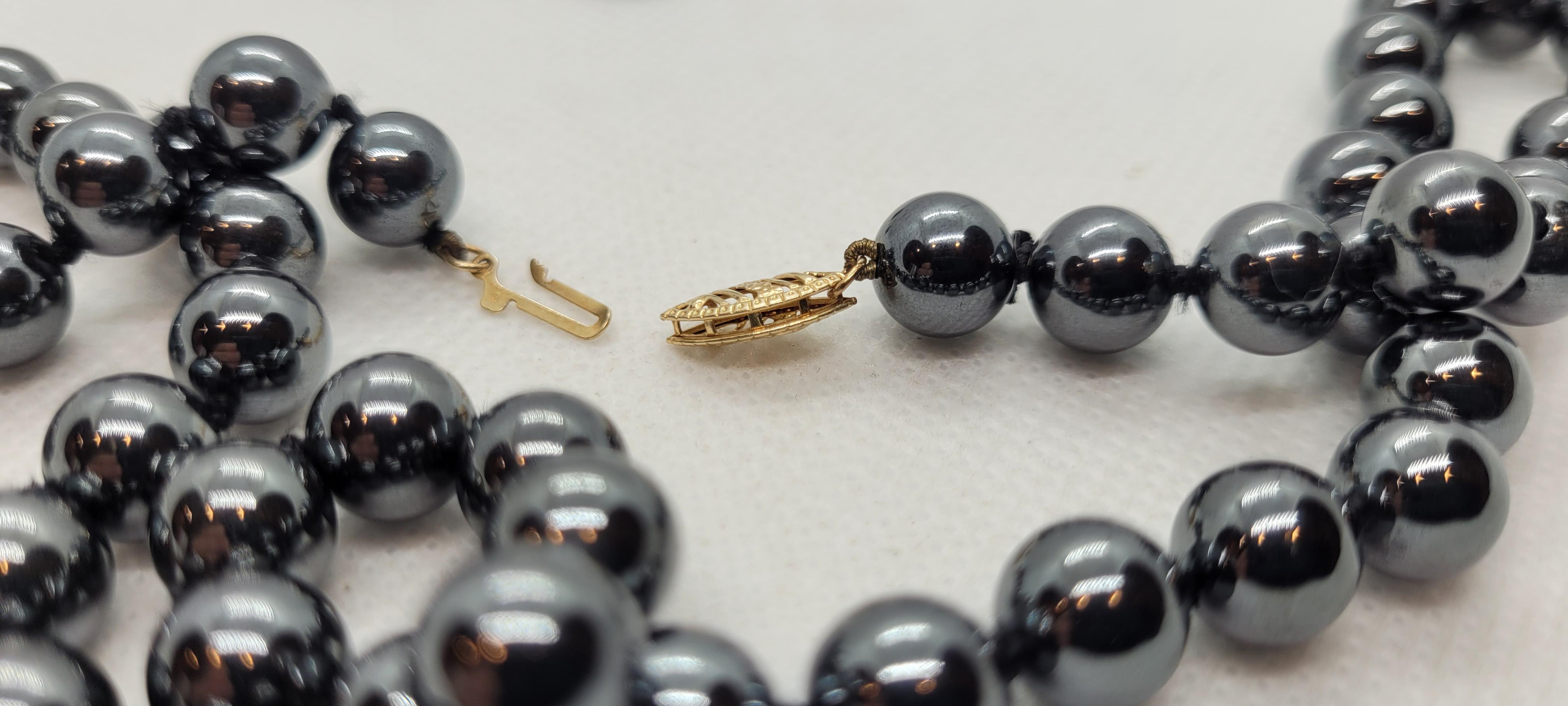 Perline di ematite da 18 pollici e 8,3 mm annodate, chiusura in oro giallo 14 carati, borchie a frizione 14 carati in vendita 2