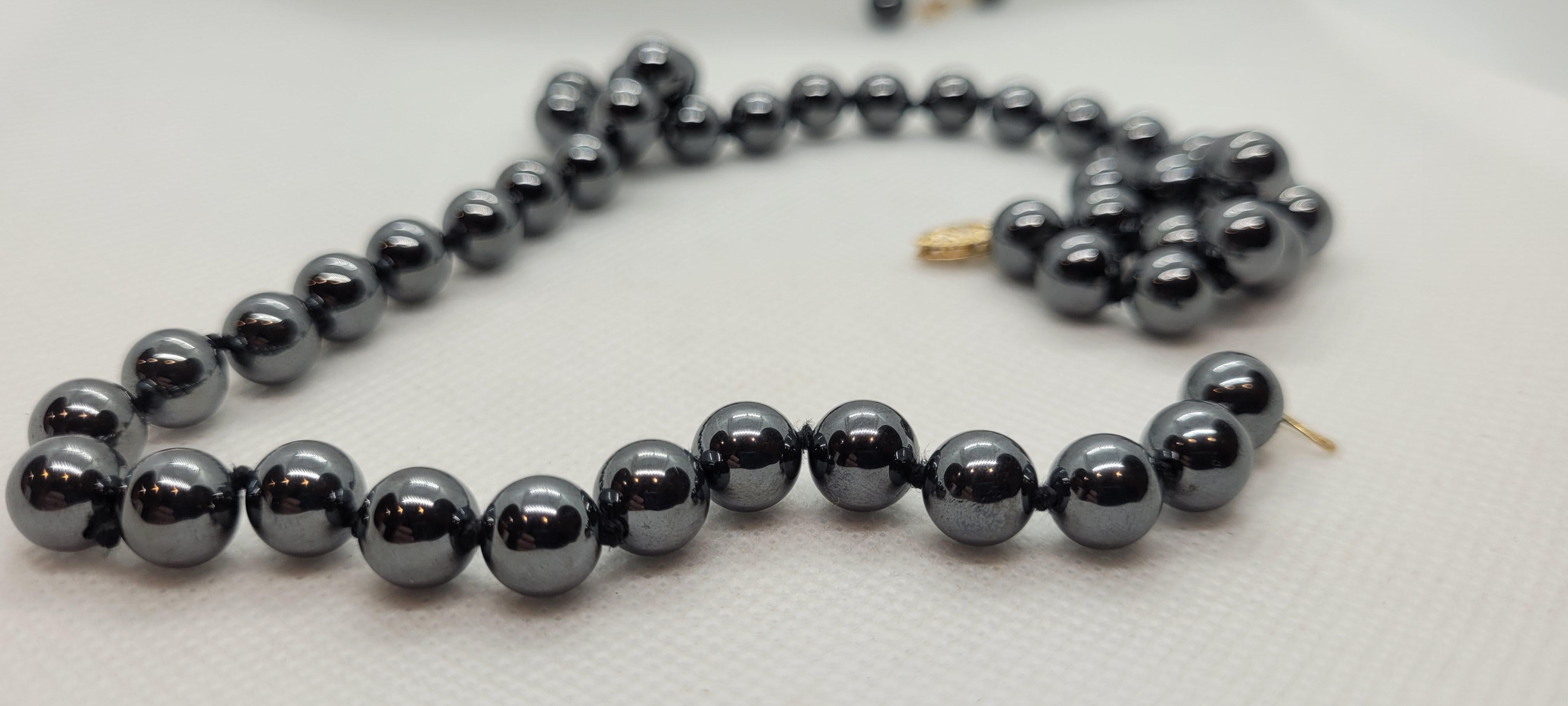 Perline di ematite da 18 pollici e 8,3 mm annodate, chiusura in oro giallo 14 carati, borchie a frizione 14 carati in vendita 3