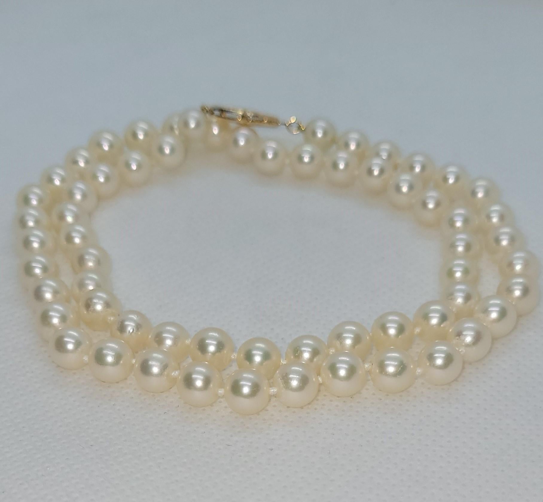 Dieser elegante 18-Zoll-Strang aus weißen Zuchtperlen ist eine zeitlose Ergänzung für jede Schmucksammlung. Jede Perle misst zarte 6,5 mm im Durchmesser und zeigt ihre klassische Schönheit. Die Perlen sind sauber und glänzend und strahlen einen