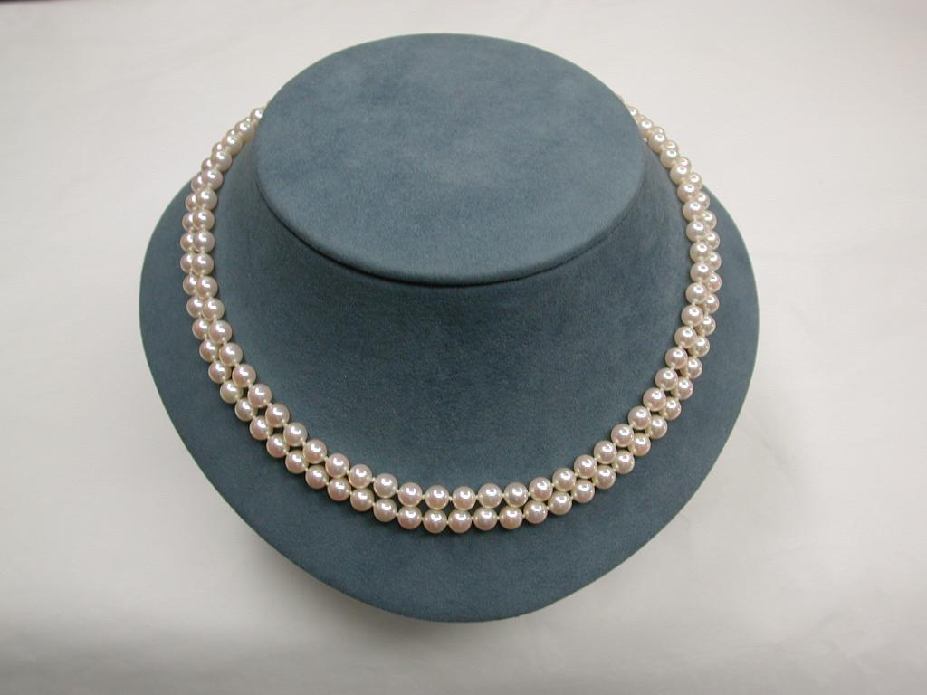 Double Row Cultured Pearl Necklace with 9 Carat Gold Pierced Bow Snap, 1970 In Good Condition In London, GB