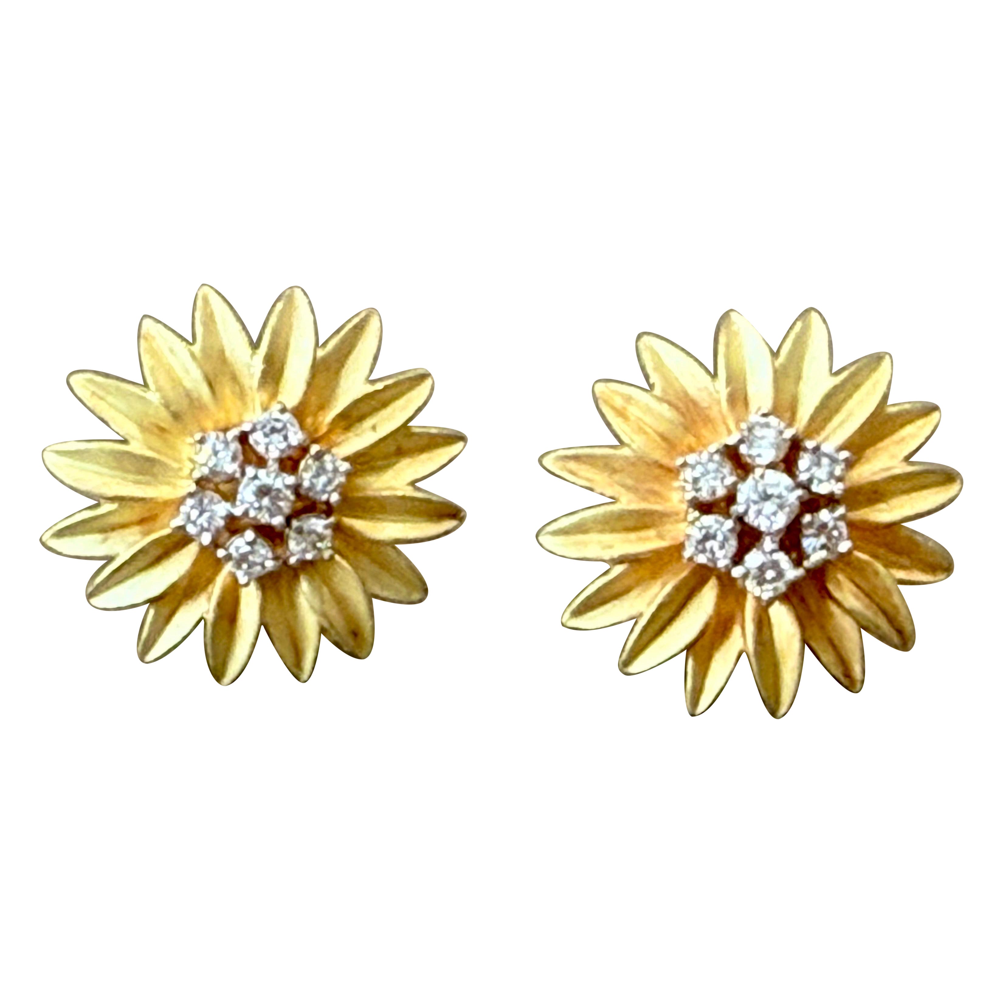 18 K brushed yellow Gold Diamonds Flower earstuds For Sale