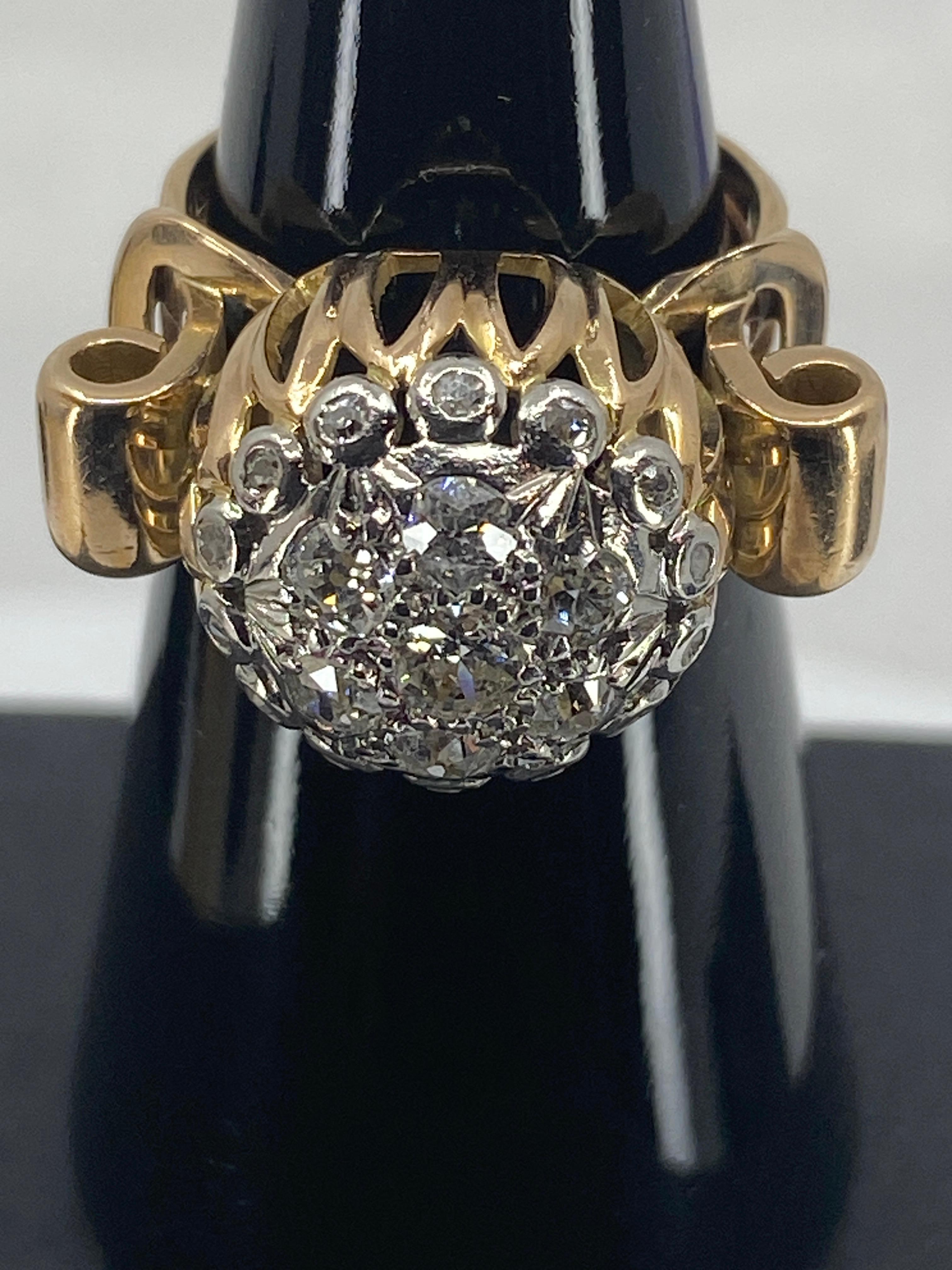 Élégante bague en or 18 carats à décor d’une boule sertie de diamants. Cette superbe monture est faite de fils d’or soutenant une ligne de diamants en serti clos qui supportent un dôme orné de 7 diamants dans un décor d’éventails ciselés, poids