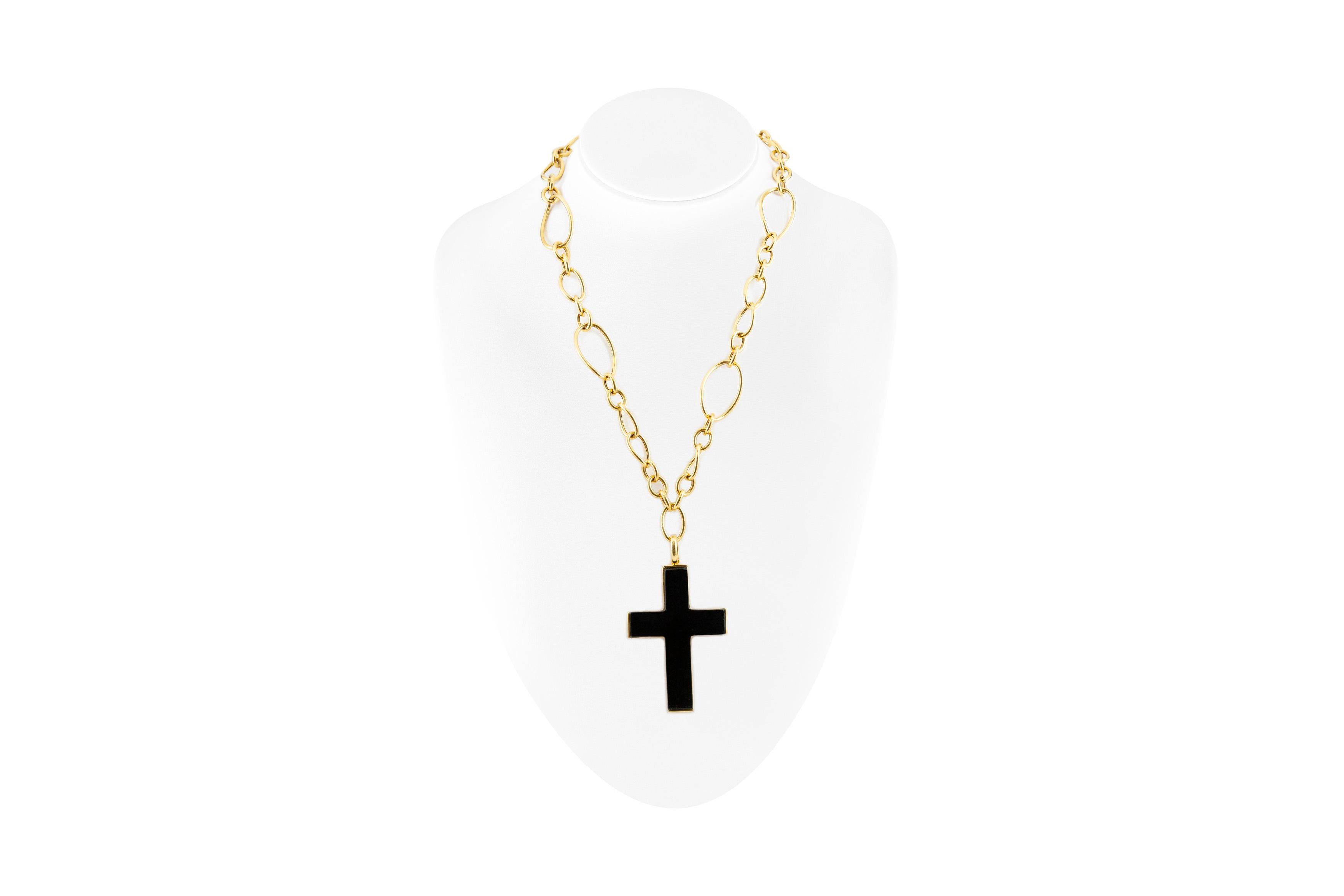18 Karat Farone Manela Open Link Necklace with Cross Pendant with Black Onyx In Excellent Condition For Sale In New York, NY
