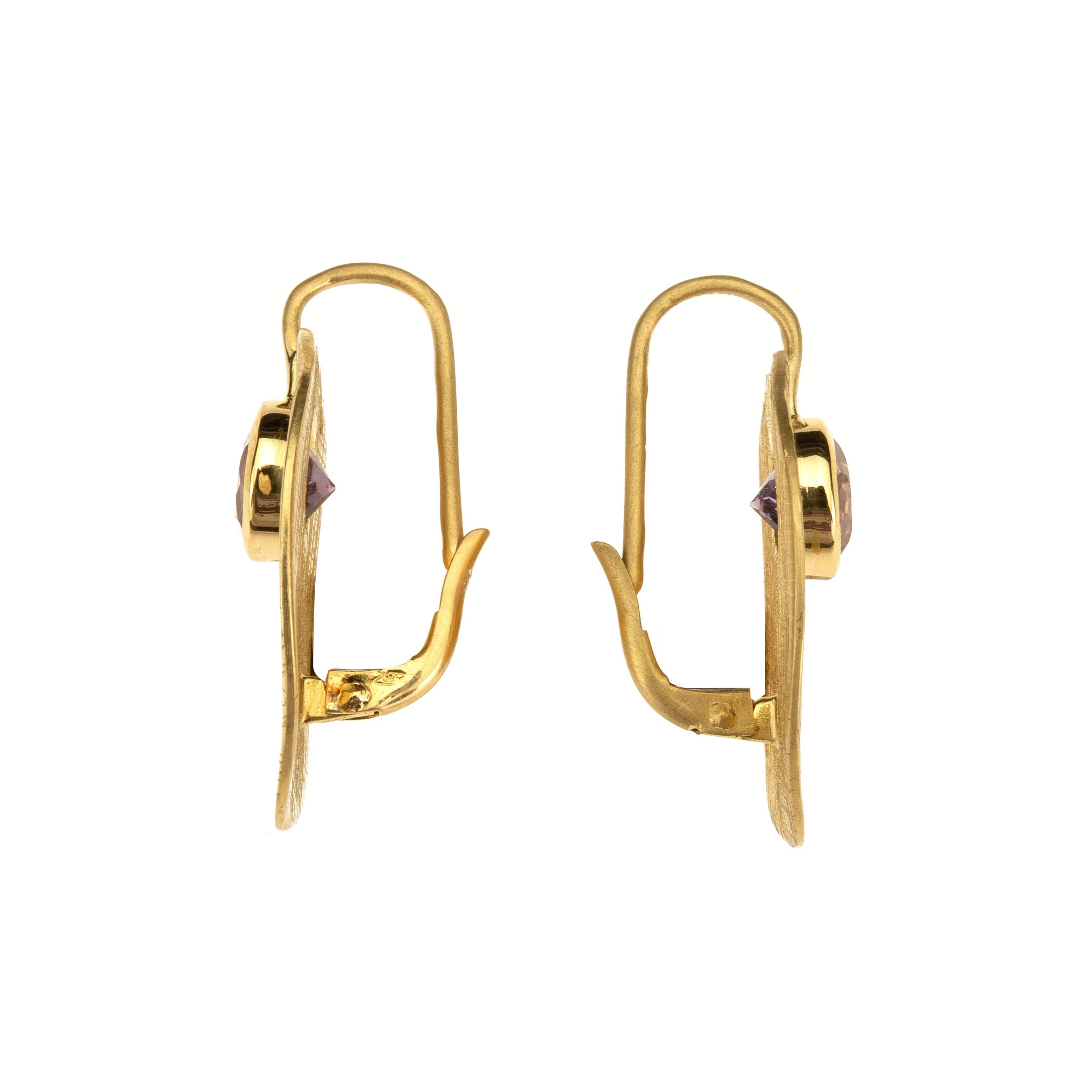 18 Karat Gold Amethyst Lotus Earrings In New Condition For Sale In Milan, IT