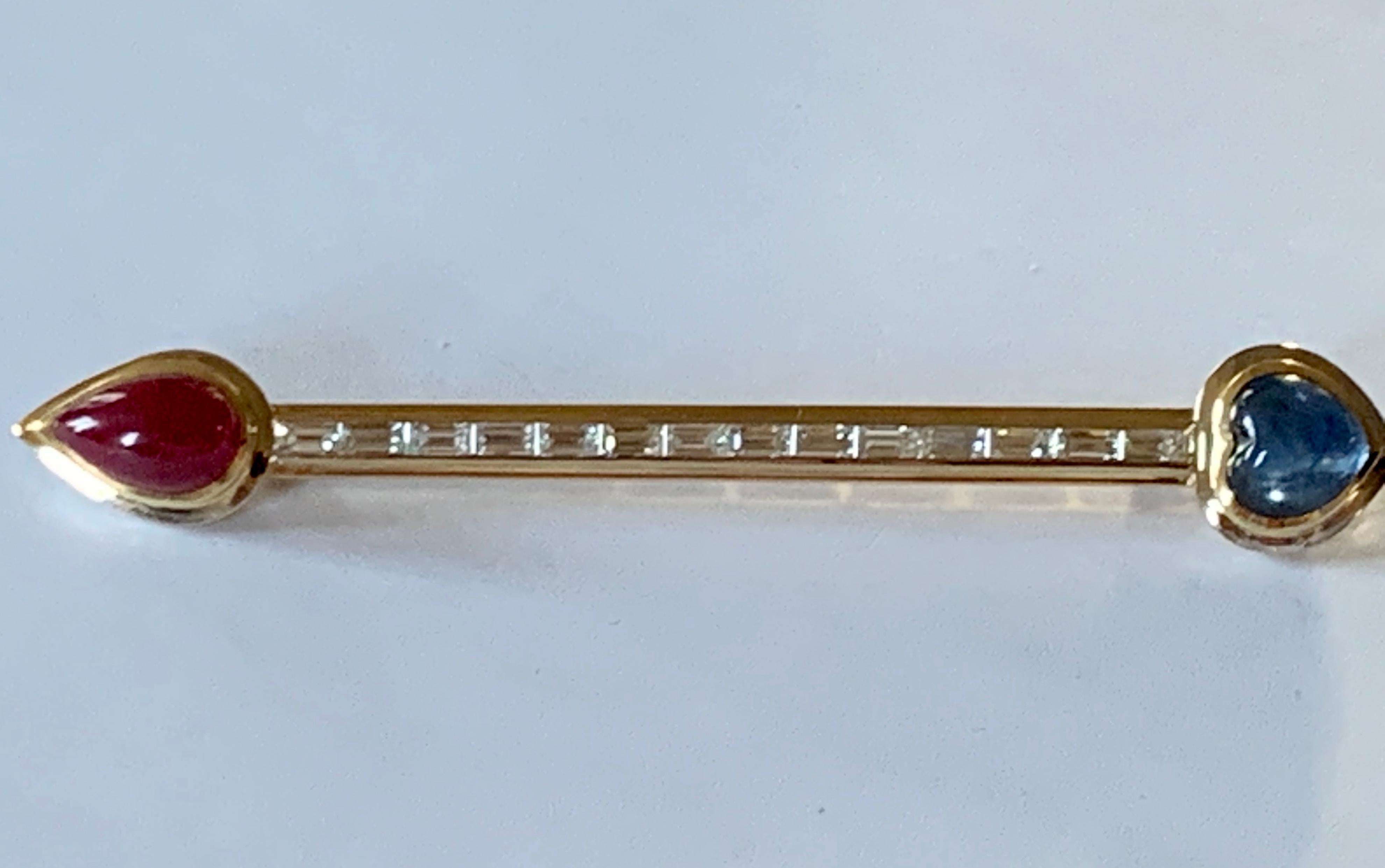 18 K Gold Bar Pin Brosche mit Baguette-Diamanten und Saphir und Rubin Cabochon (Zeitgenössisch) im Angebot