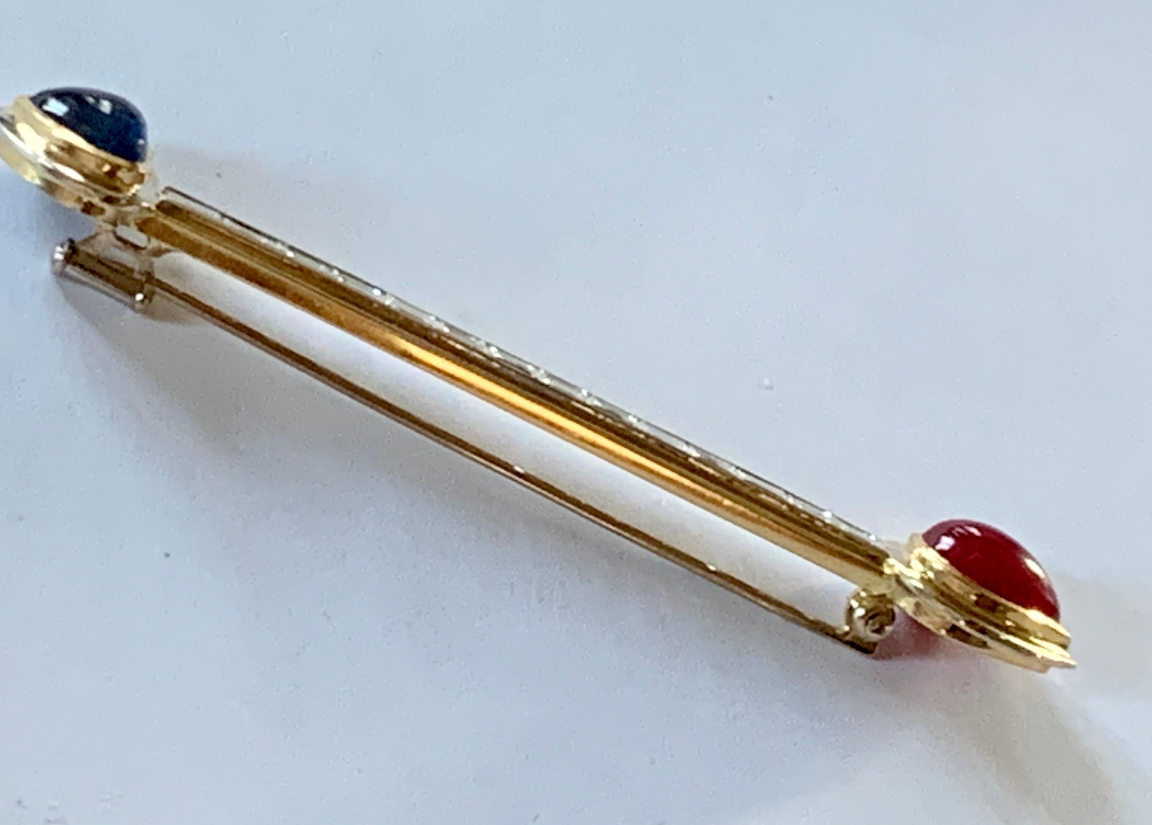 18 K Gold Bar Pin Brooch with Baguette Diamonds and Sapphire and Ruby Cabochon In Excellent Condition For Sale In Zurich, Zollstrasse