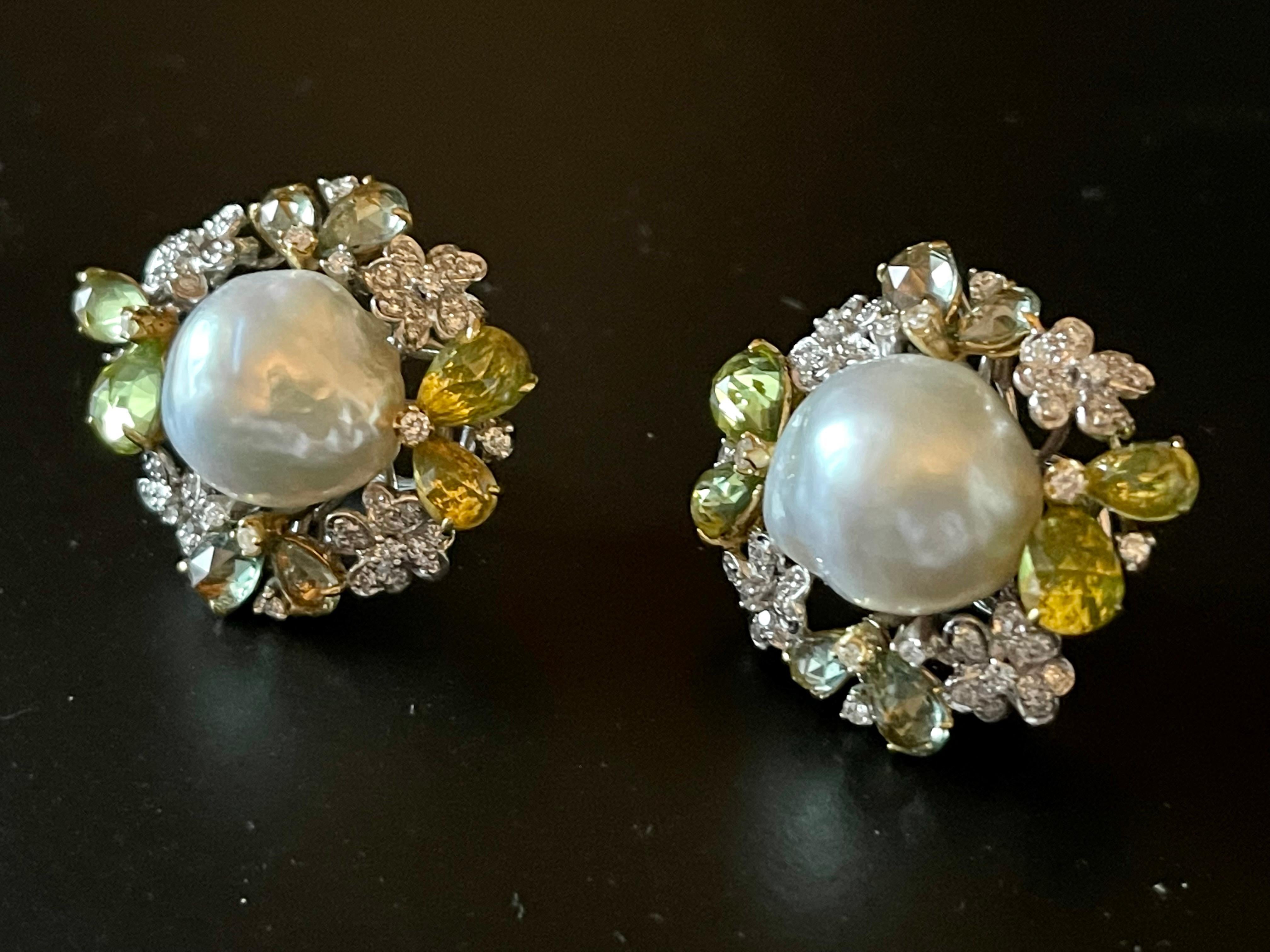 18 K Gold Baroque South Sea Pearls Diamonds Green Sapphire Peridot Earclip In New Condition For Sale In Zurich, Zollstrasse