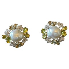 Orecchino barocco in oro 18 K con perle dei mari del sud e diamanti, zaffiro verde e peridoto