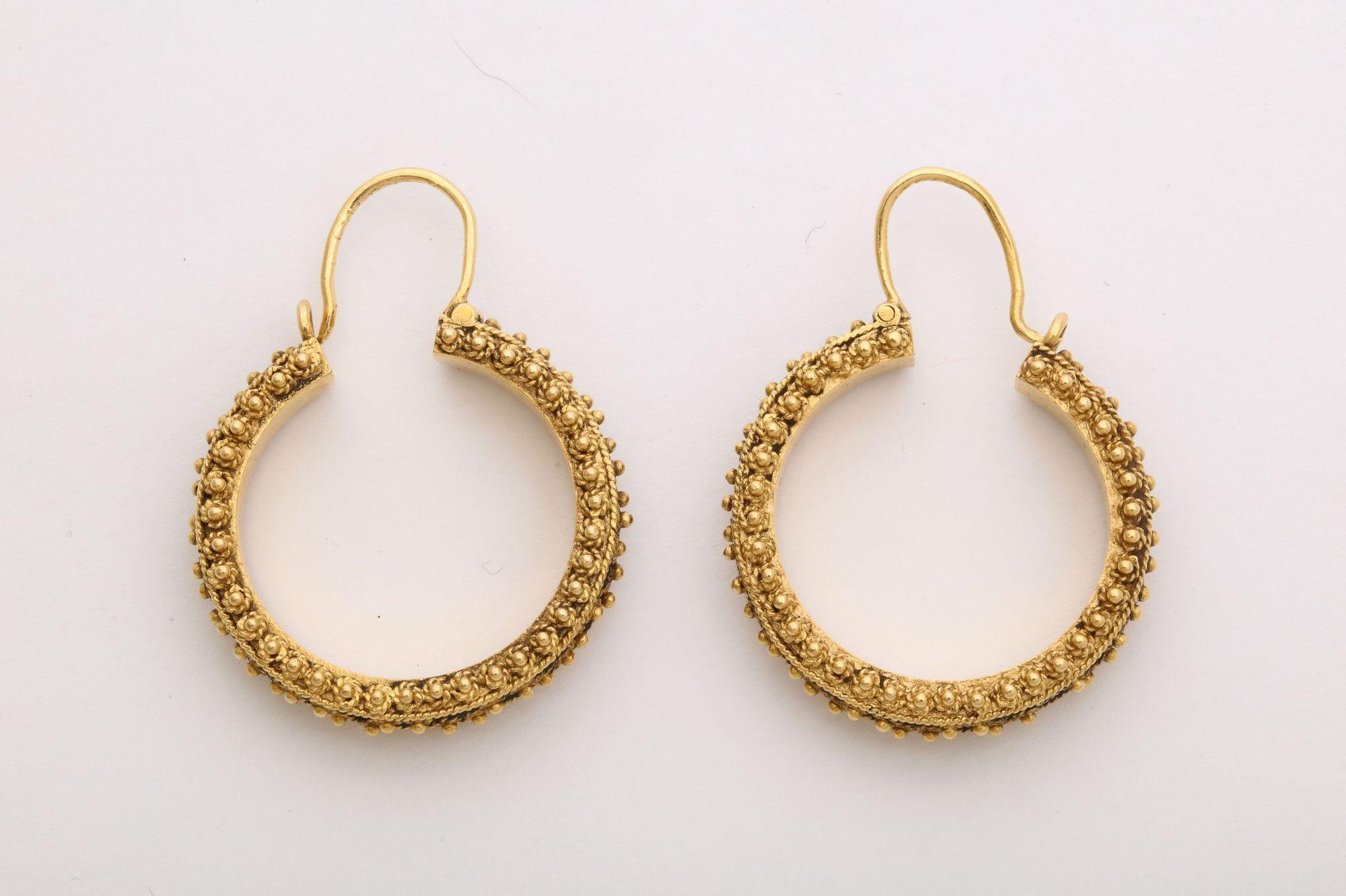 18 k Gold Articulated  Hoop Earrings With Bead Work In Good Condition For Sale In New York, NY