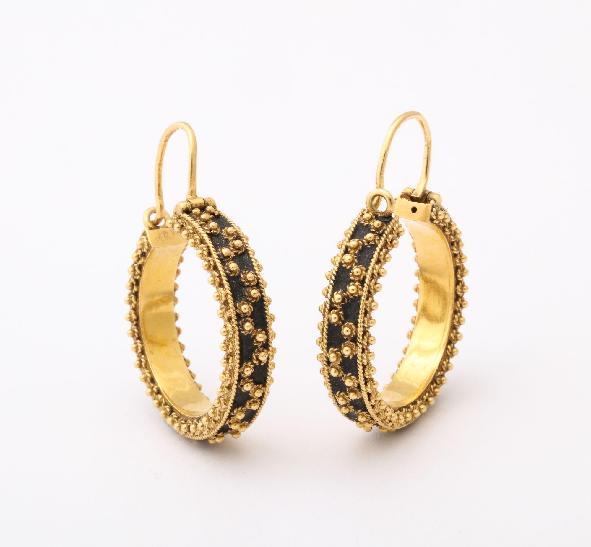 18 k Gold Articulated  Hoop Earrings With Bead Work For Sale 2