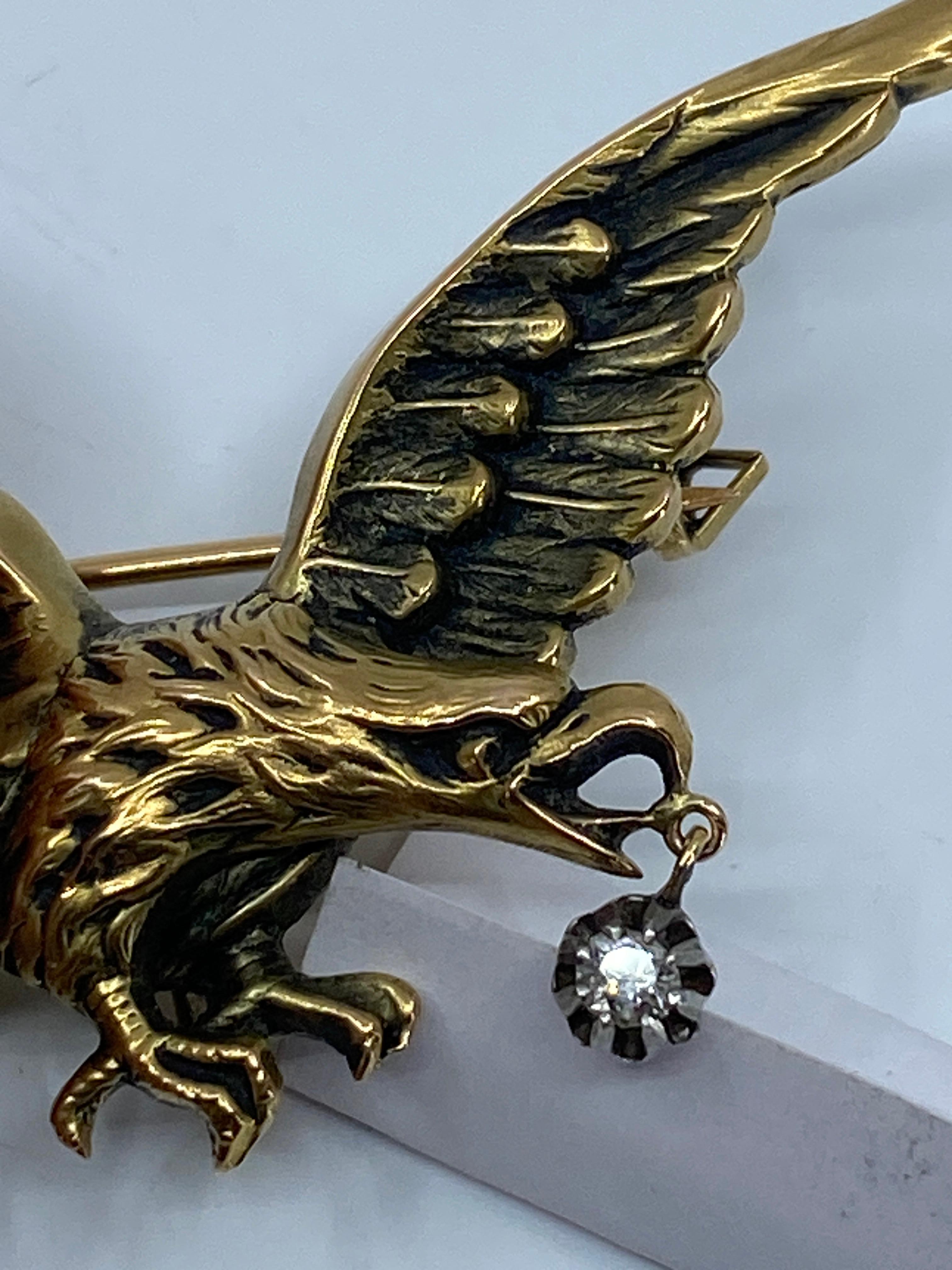 Broche en or 18 carats : aigle tenant un diamant dans son bec, Napoléon III Bon état - En vente à VERSAILLES, FR