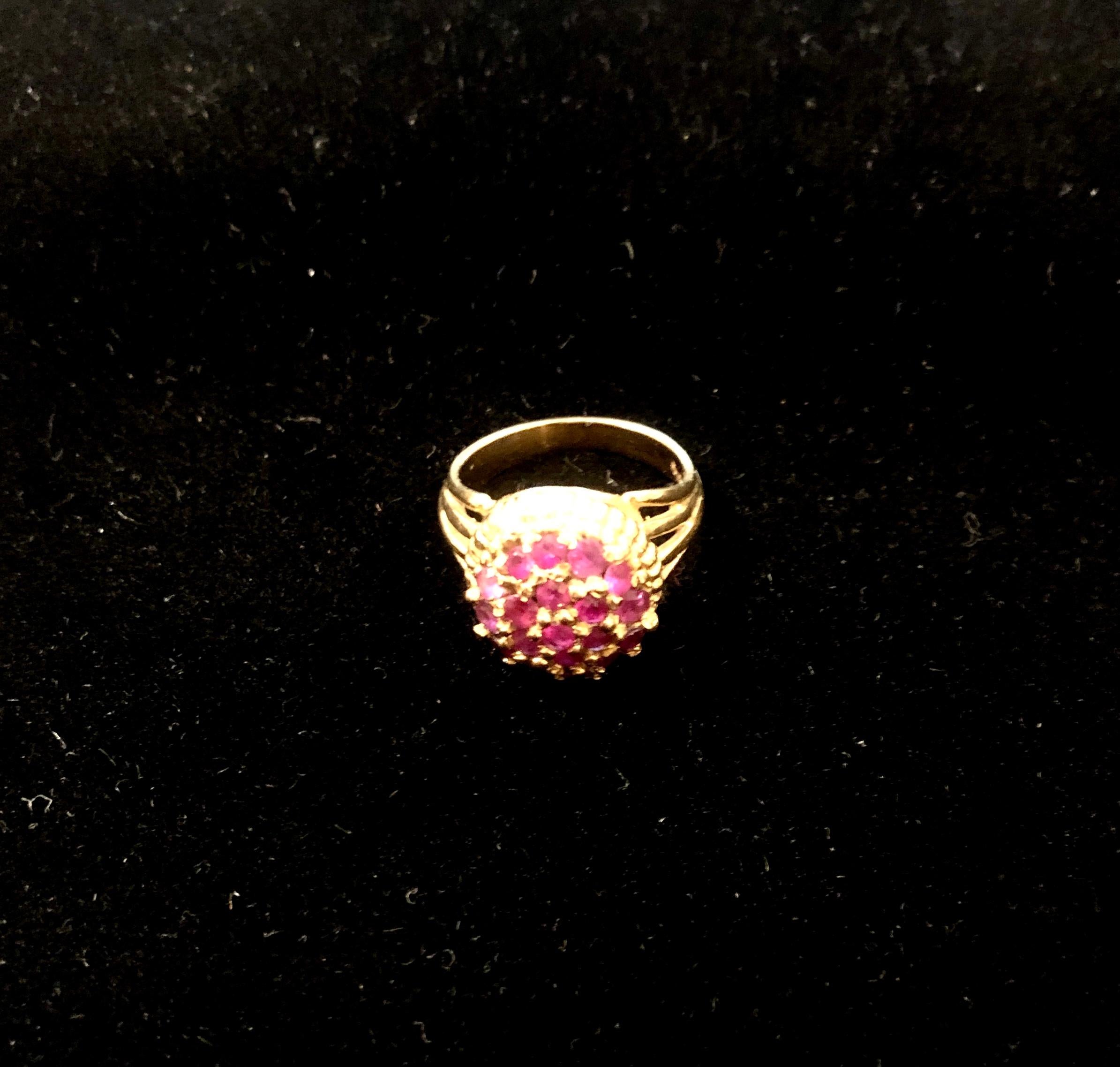 18 k yellow gold cocktail ring with natural rubys set in a bombe design, ca 1960
Size 6 (Diameter 16 mm)