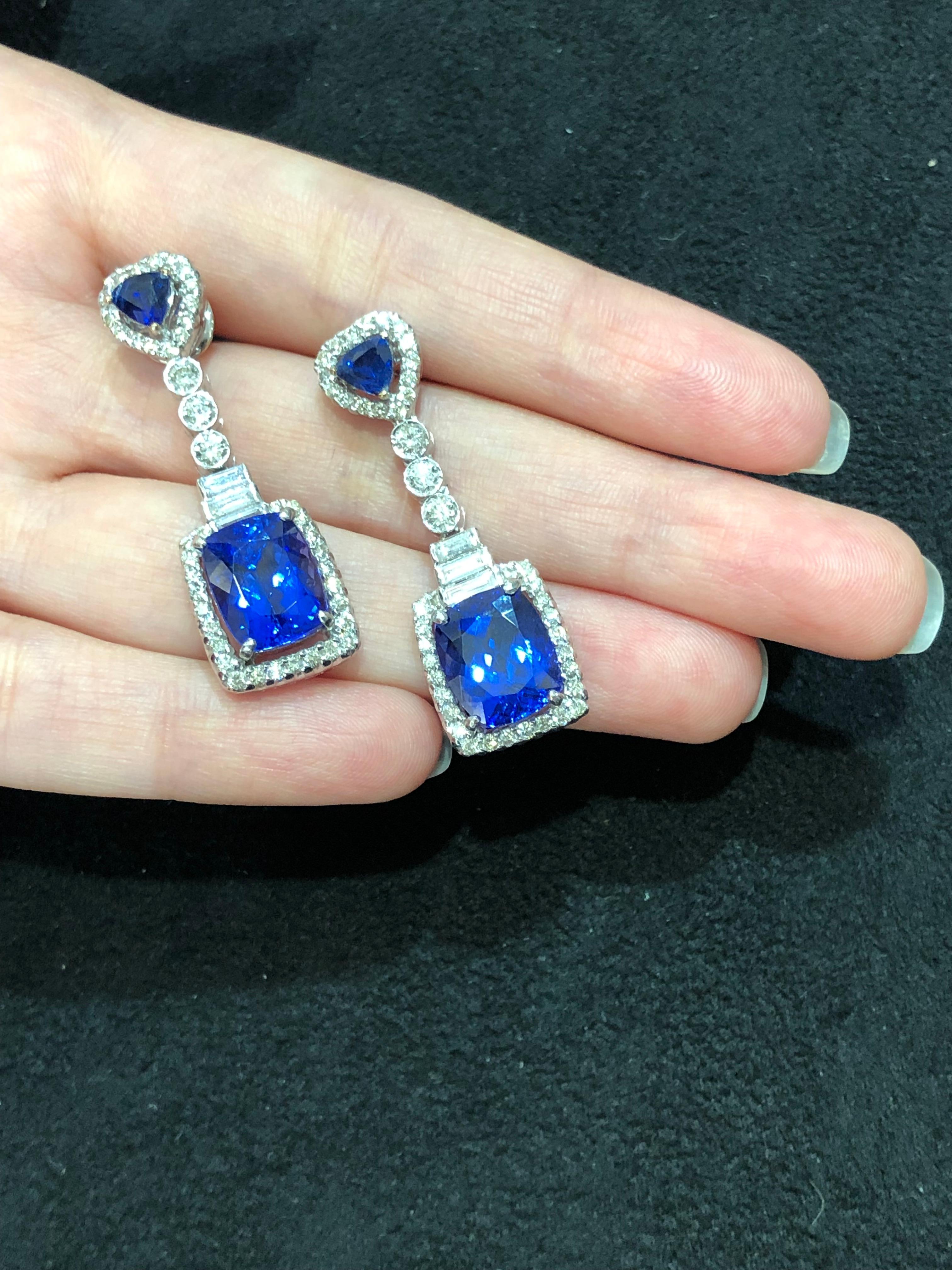 Diamonds: 1.90 carats
Tanzanite: 11.68 carats
18kt Gold: 12.154 grams
Ref No: DT-BFI
Note: This item is only available on order, the stone weight and gold weight may vary plus minus 5 percent 
Take the spotlight with you wherever you go with our