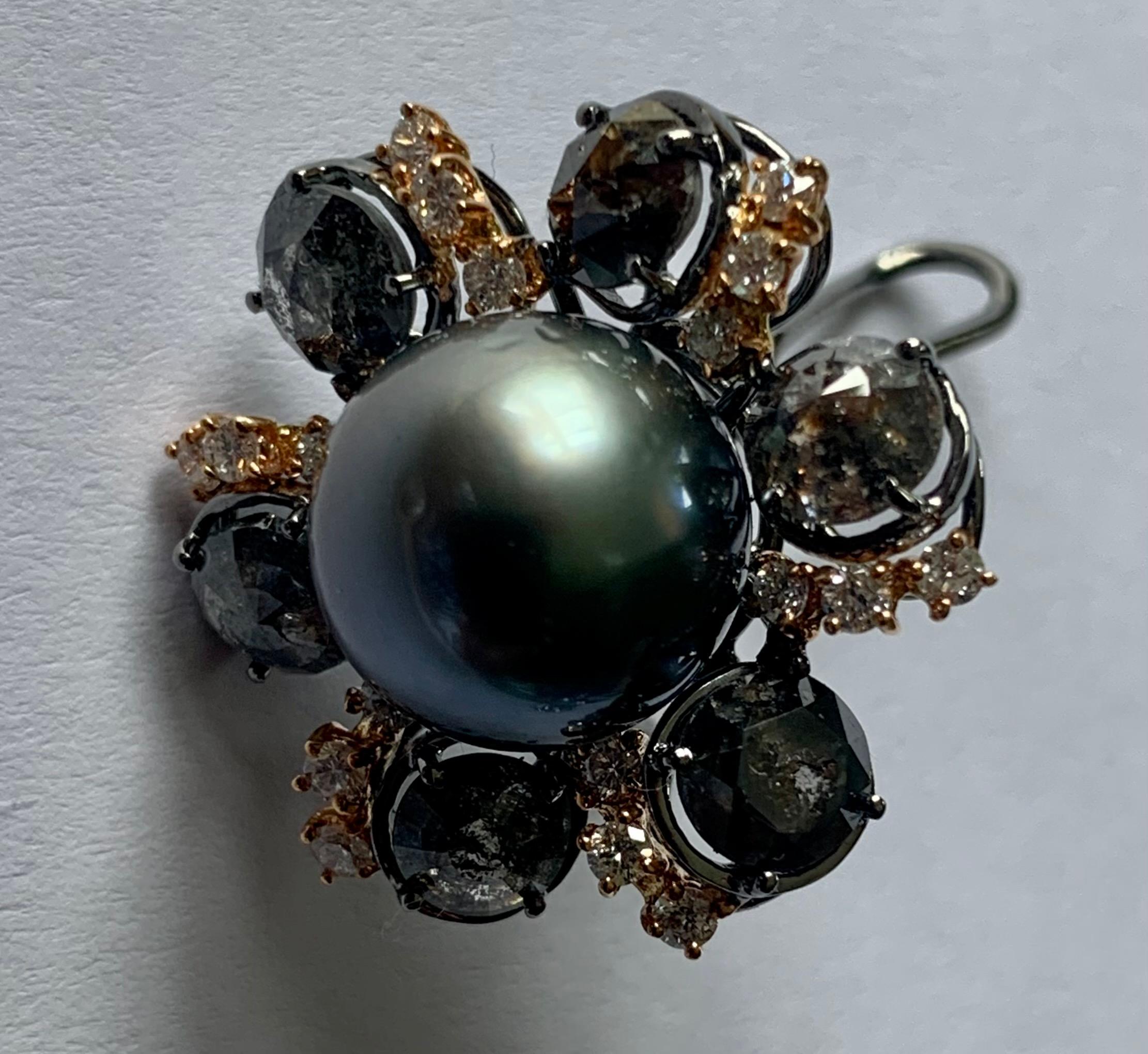 18 K Gold Earclips with Cut Und Uncut Rough Diamonds Tahitian Pearls In Excellent Condition For Sale In Zurich, Zollstrasse