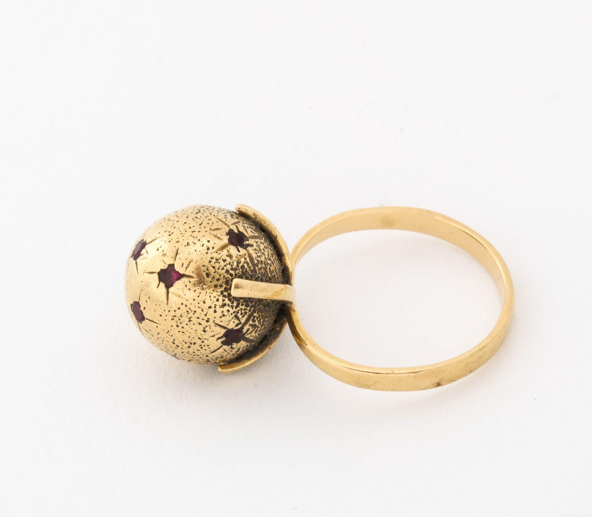 18 k Gold Sphere / Globe Ring with Star-set Rubies In Good Condition For Sale In New York, NY