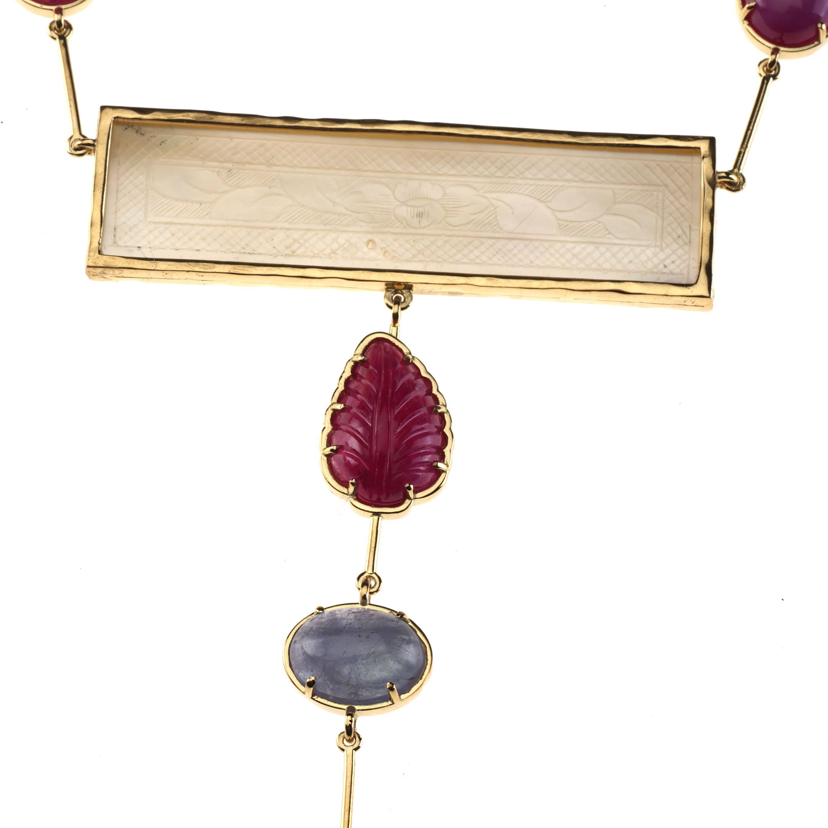 Artisan Collier en or 18 carats avec tanzanite, rubis et nacre en vente