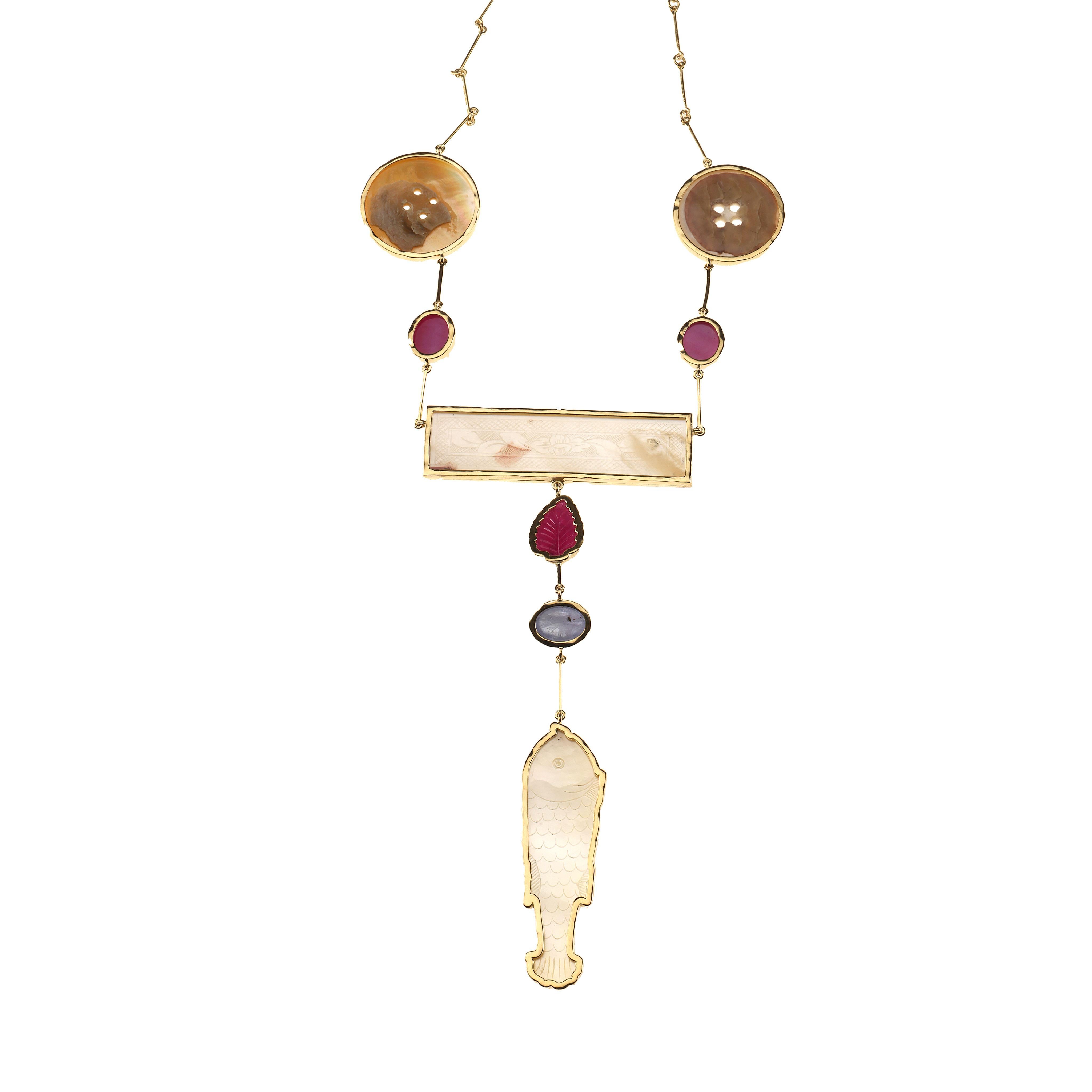 Taille mixte Collier en or 18 carats avec tanzanite, rubis et nacre en vente