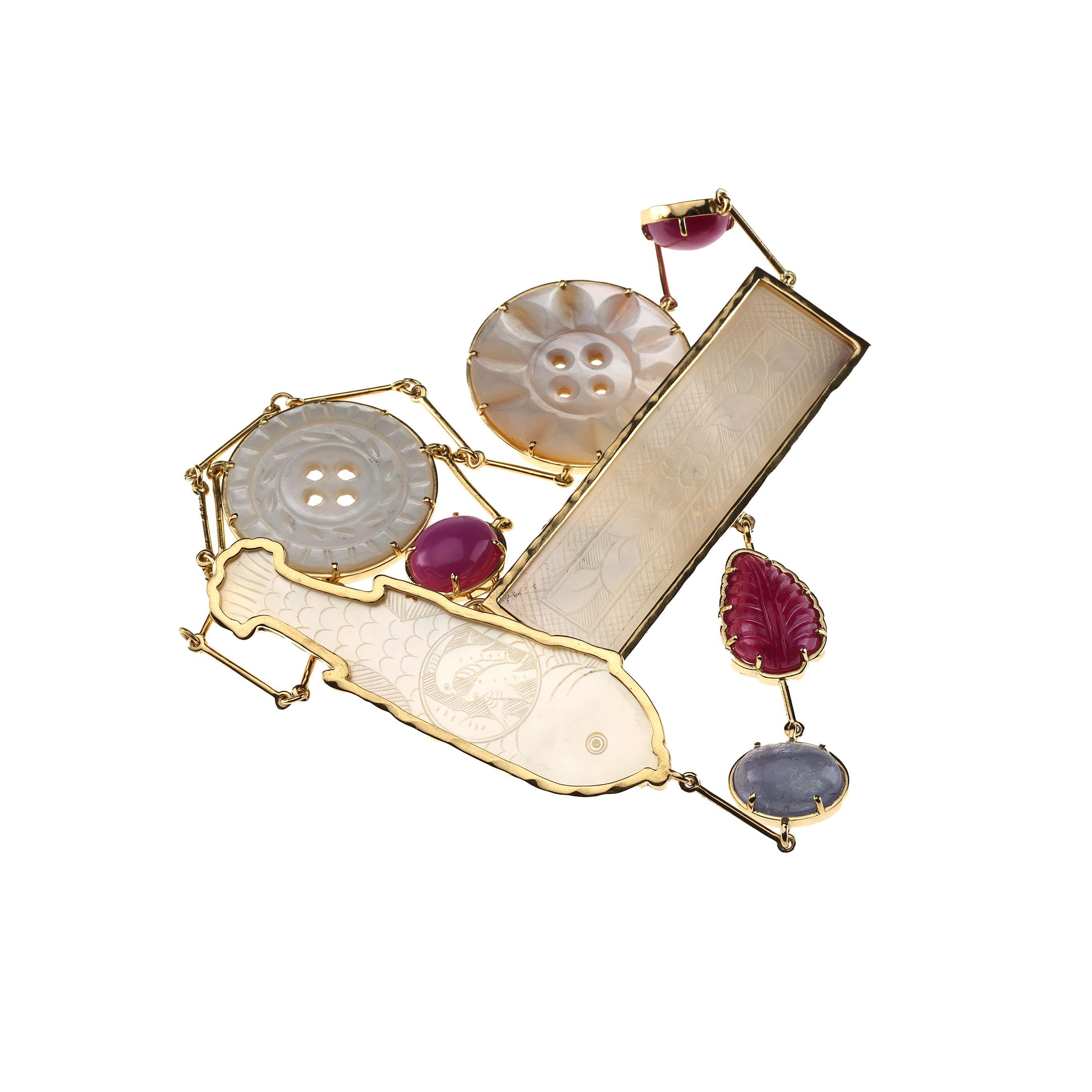 Collier en or 18 carats avec tanzanite, rubis et nacre Neuf - En vente à Milan, IT