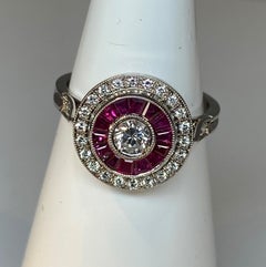 Bague en or 18k de style Art Déco sertie de diamants et de rubis calibrés