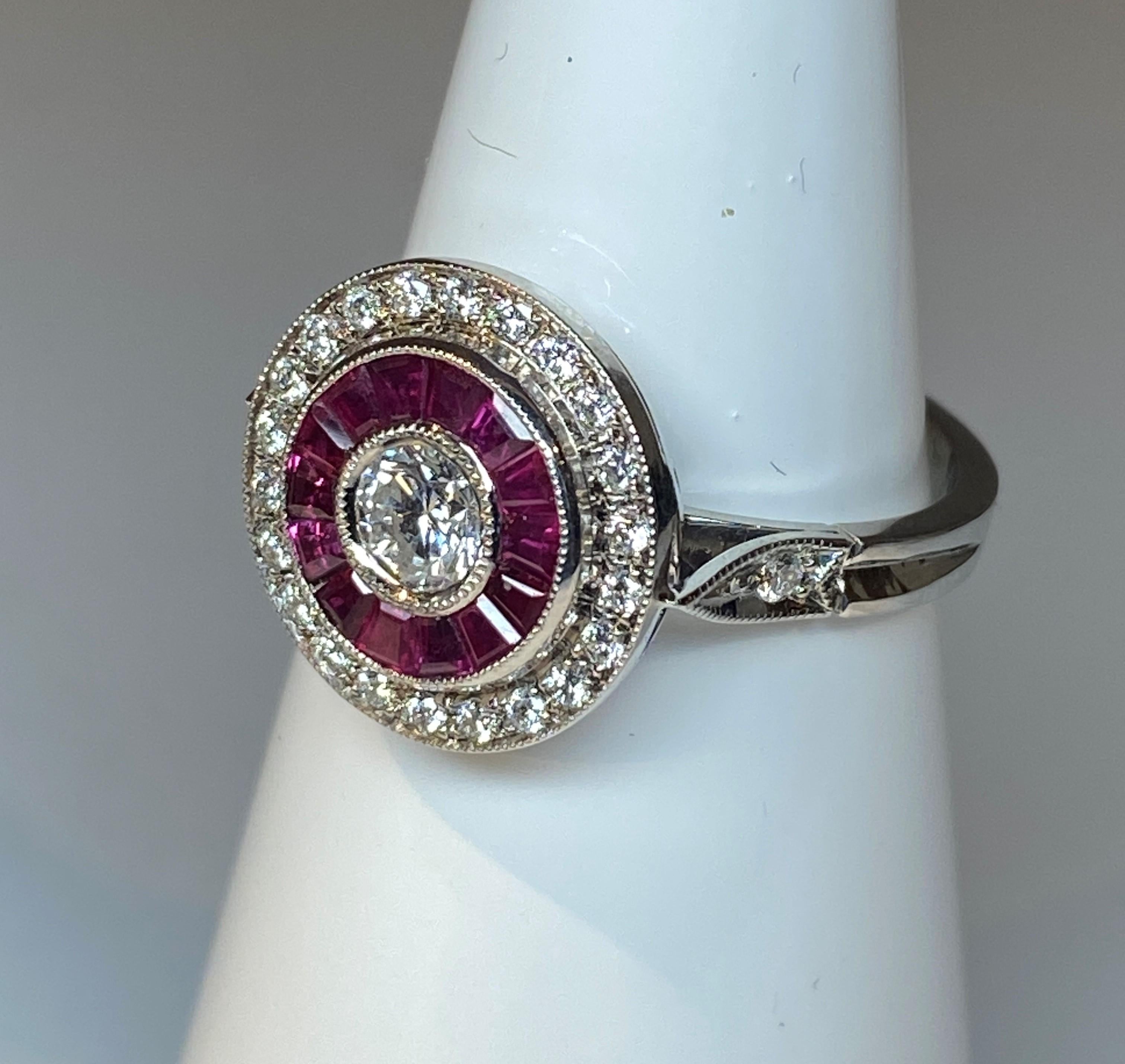 18k Gold Ring in Art Deco Style Set with Diamonds and Calibrated Rubies In New Condition For Sale In VERSAILLES, FR