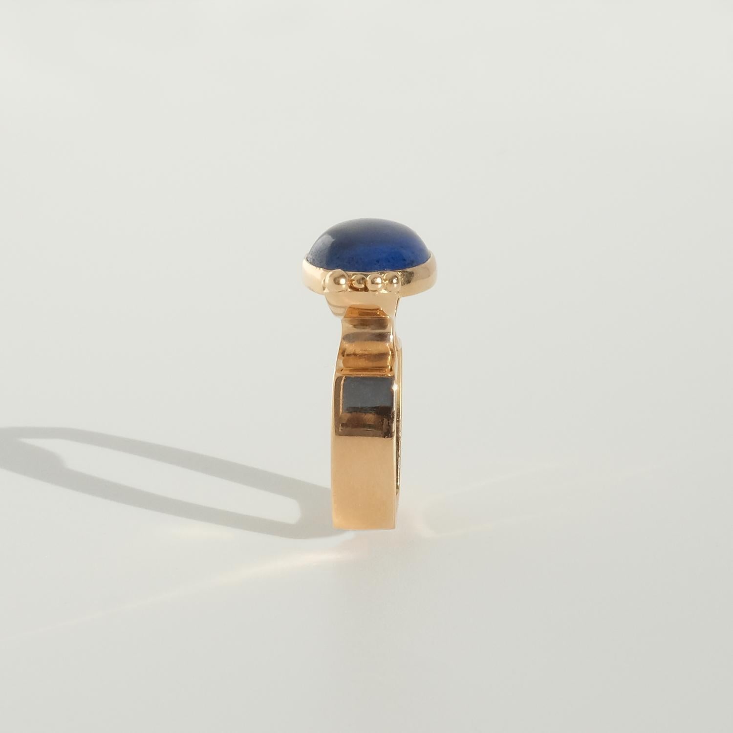 18 K Gold Ring with a Cabochon Cut Lapis Lazuli Stone, Made in 1972 In Good Condition For Sale In Stockholm, SE