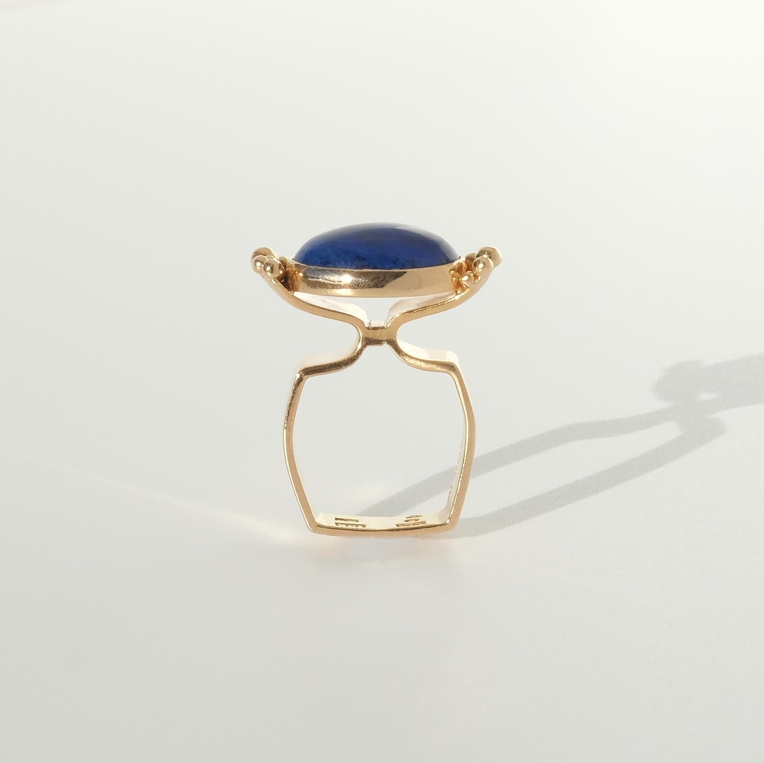 Women's or Men's 18 K Gold Ring with a Cabochon Cut Lapis Lazuli Stone, Made in 1972 For Sale