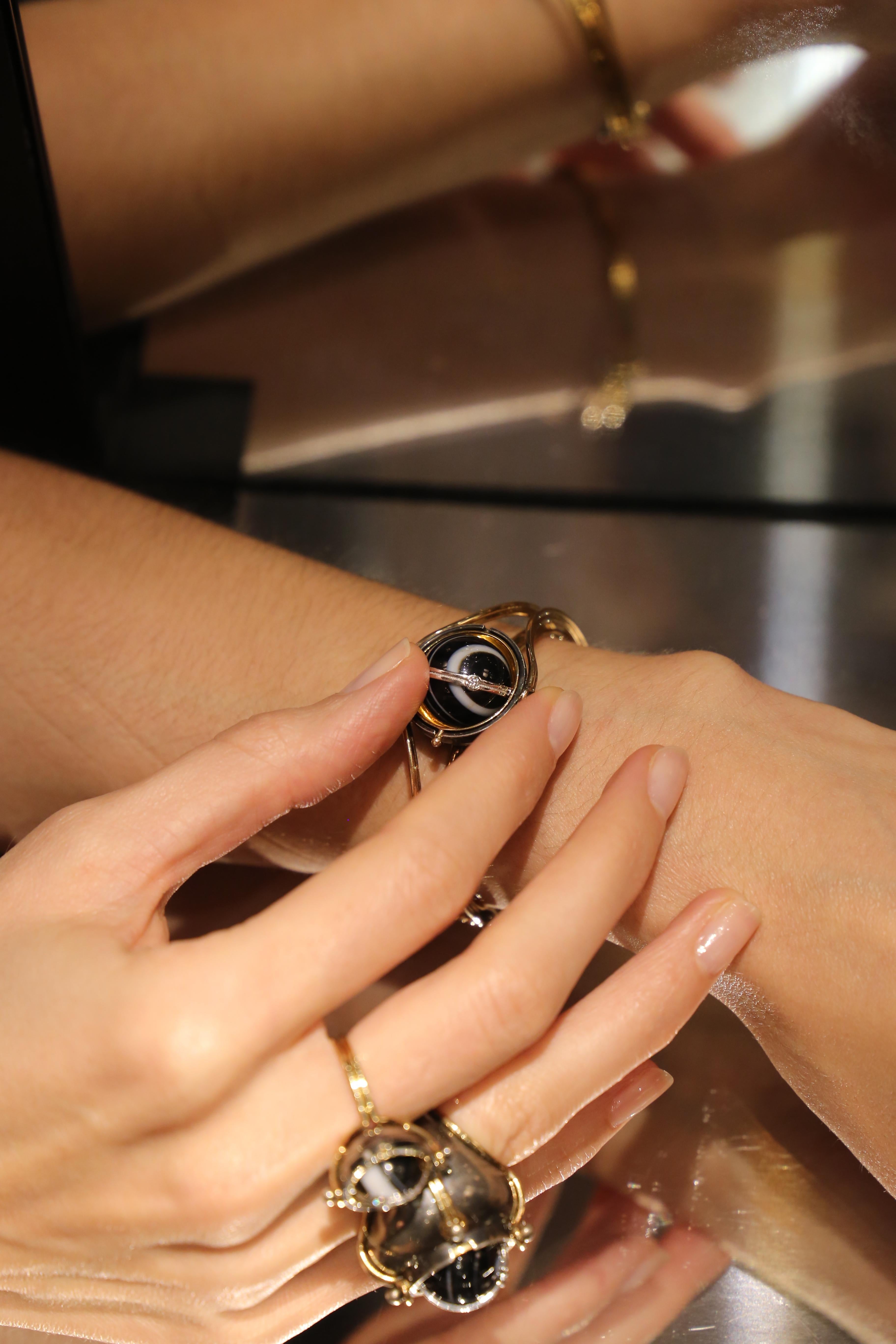 Onyx Diamonds Sphere Bracelet in 18k yellow gold by Elie Top In New Condition In Paris, France