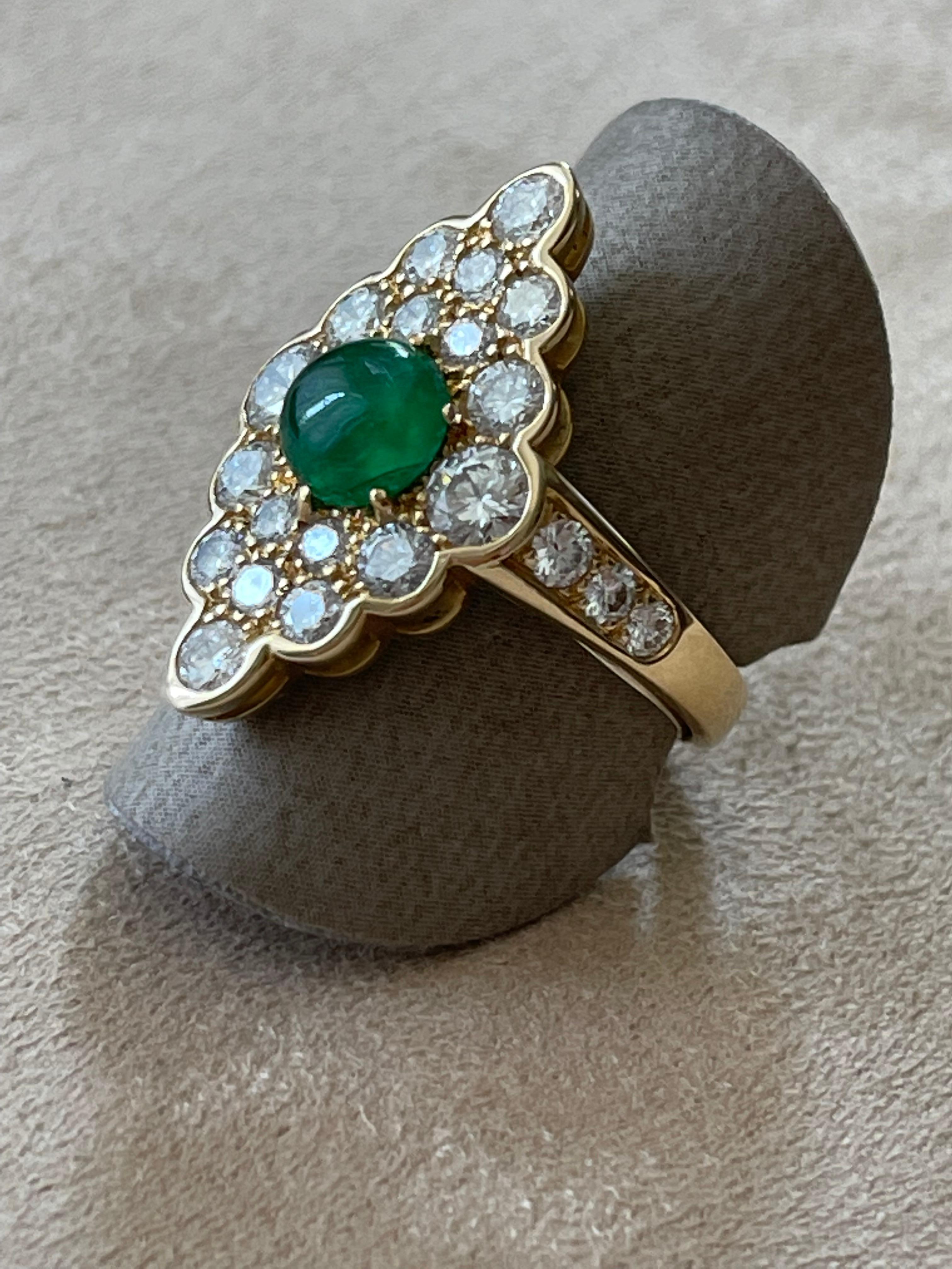 18 K Gold Vintage Victorian Style Marquise Shaped Diamond Emerald Cluster Ring In Good Condition For Sale In Zurich, Zollstrasse