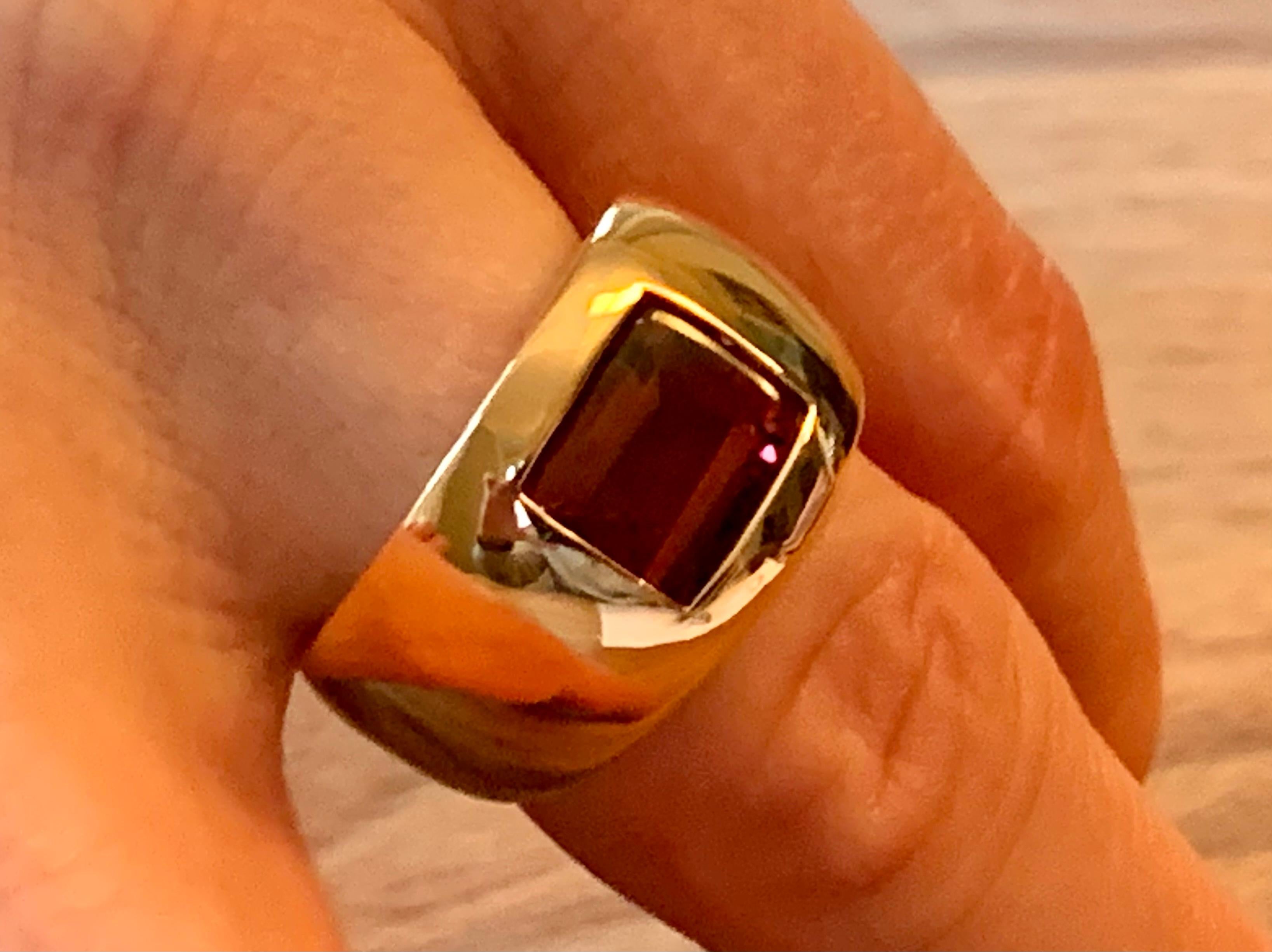 Pure simplicity, this ophistiacted 18 K rose Gold Band ring features a rectangular dusky pink Tourmaline totalling 17.75 ct. This ring can be worn by women and men as the design is very simple and timeless. 
The ring is currently size 57/17 but can