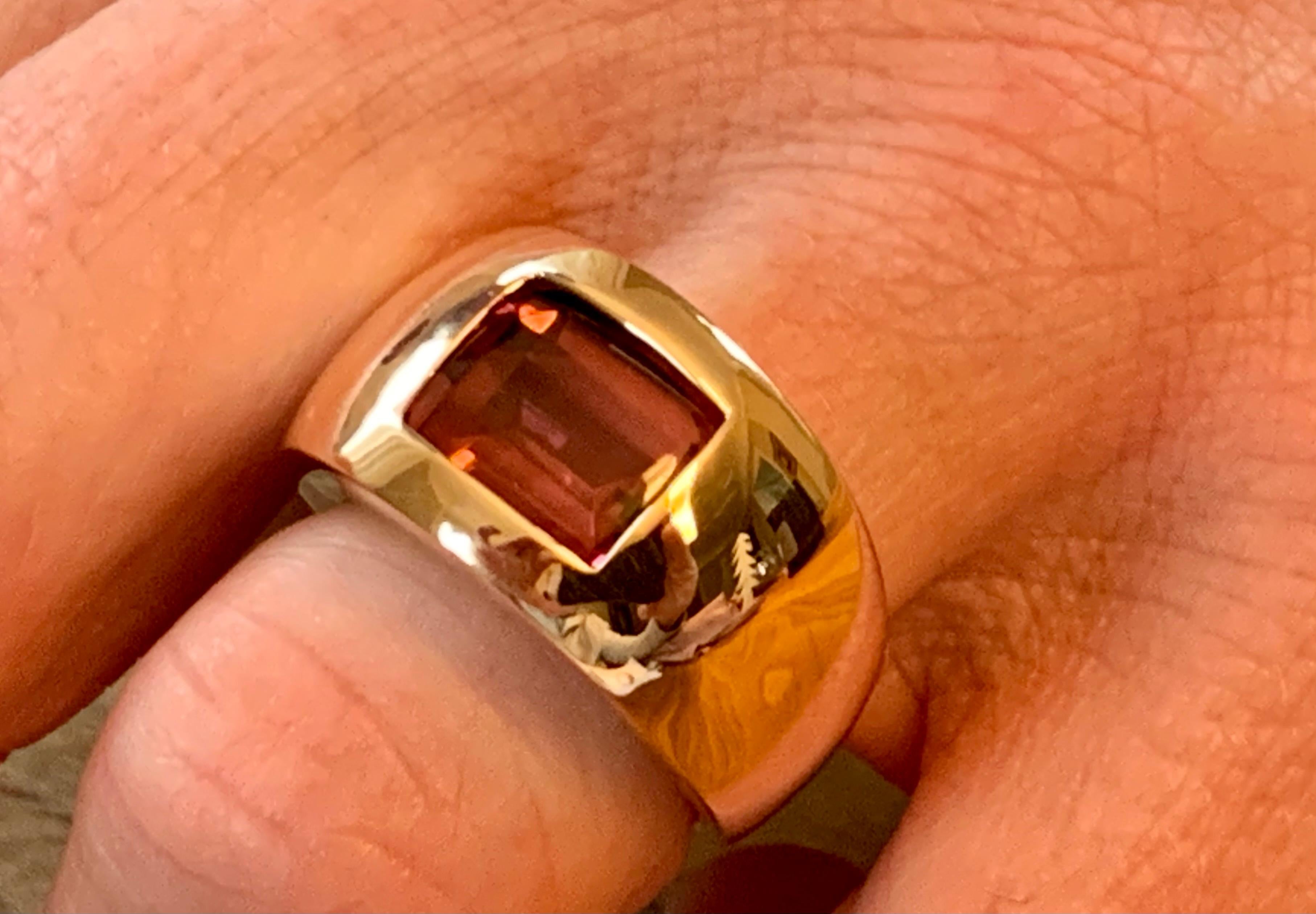 Modern 18 Karat Rose Gold Band Ring with Rectangular Dusky Pink Tourmaline For Sale