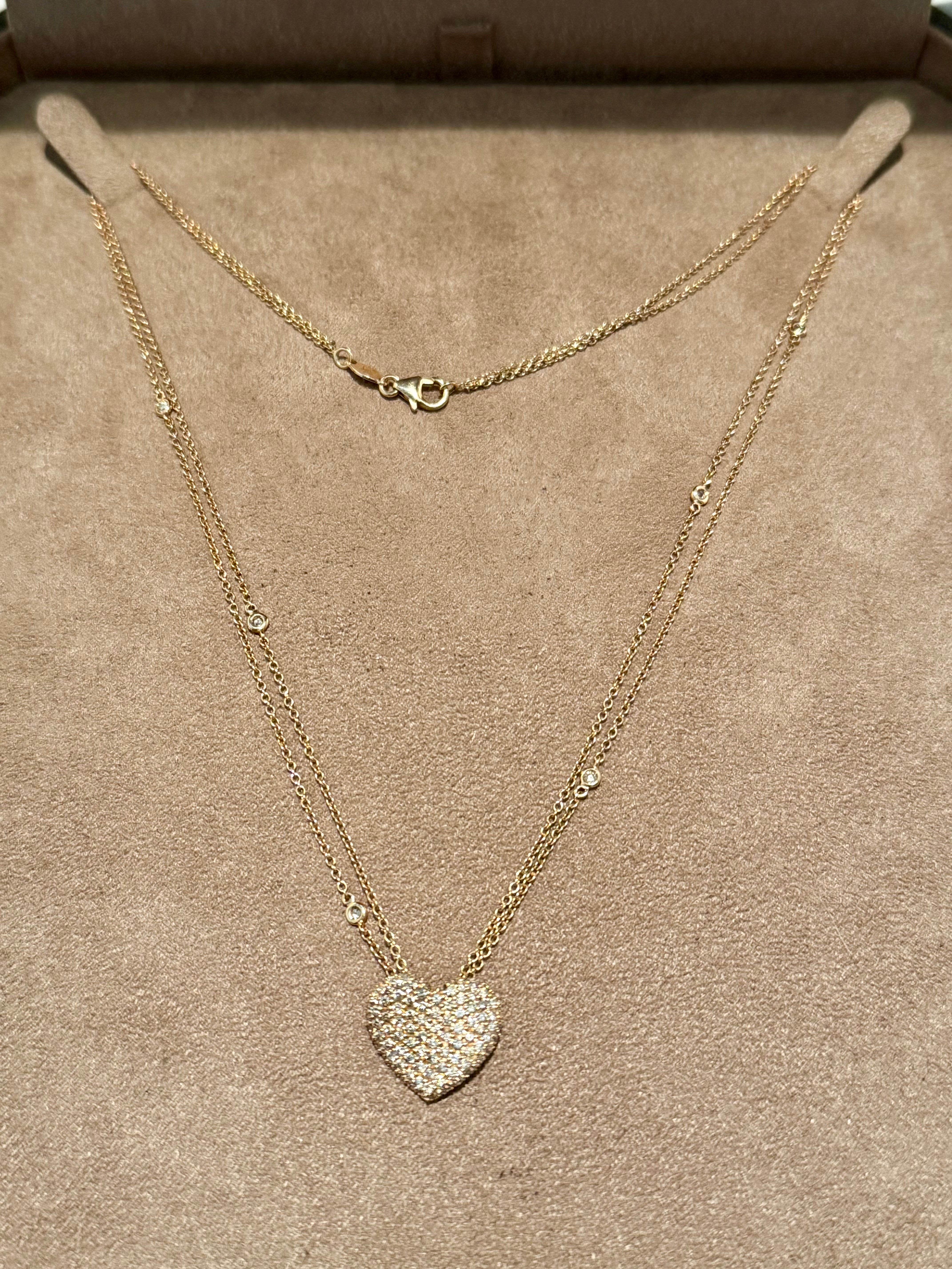 Una cadena italiana de Oro rosa de 18 K con Colgante Corazón. Fabricado en Italia. Un precioso colgante de corazón engastado con Diamantes talla brillante marrón. El peandante es ligeramente cóncavo, lo que crea un aspecto muy especial. La cadena,