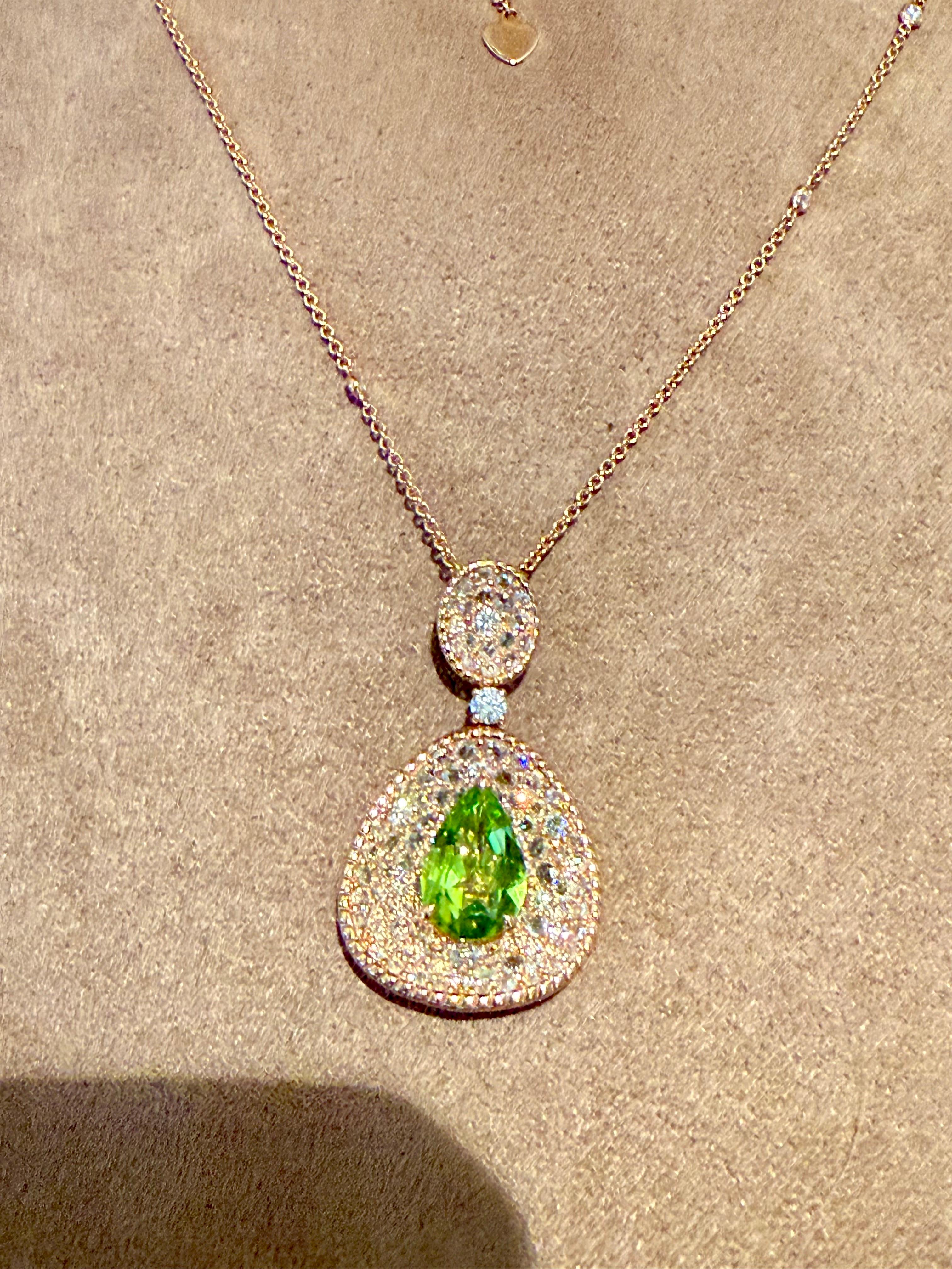 Ciondolo molto elegante e insolito con catena in oro rosa 18 K. Il ciondolo presenta un peridoto a forma di pera del peso di 2,05ct. Il ciondolo ha una forma concava, il che significa che i 106 diamanti a taglio misto (taglio rosa e taglio