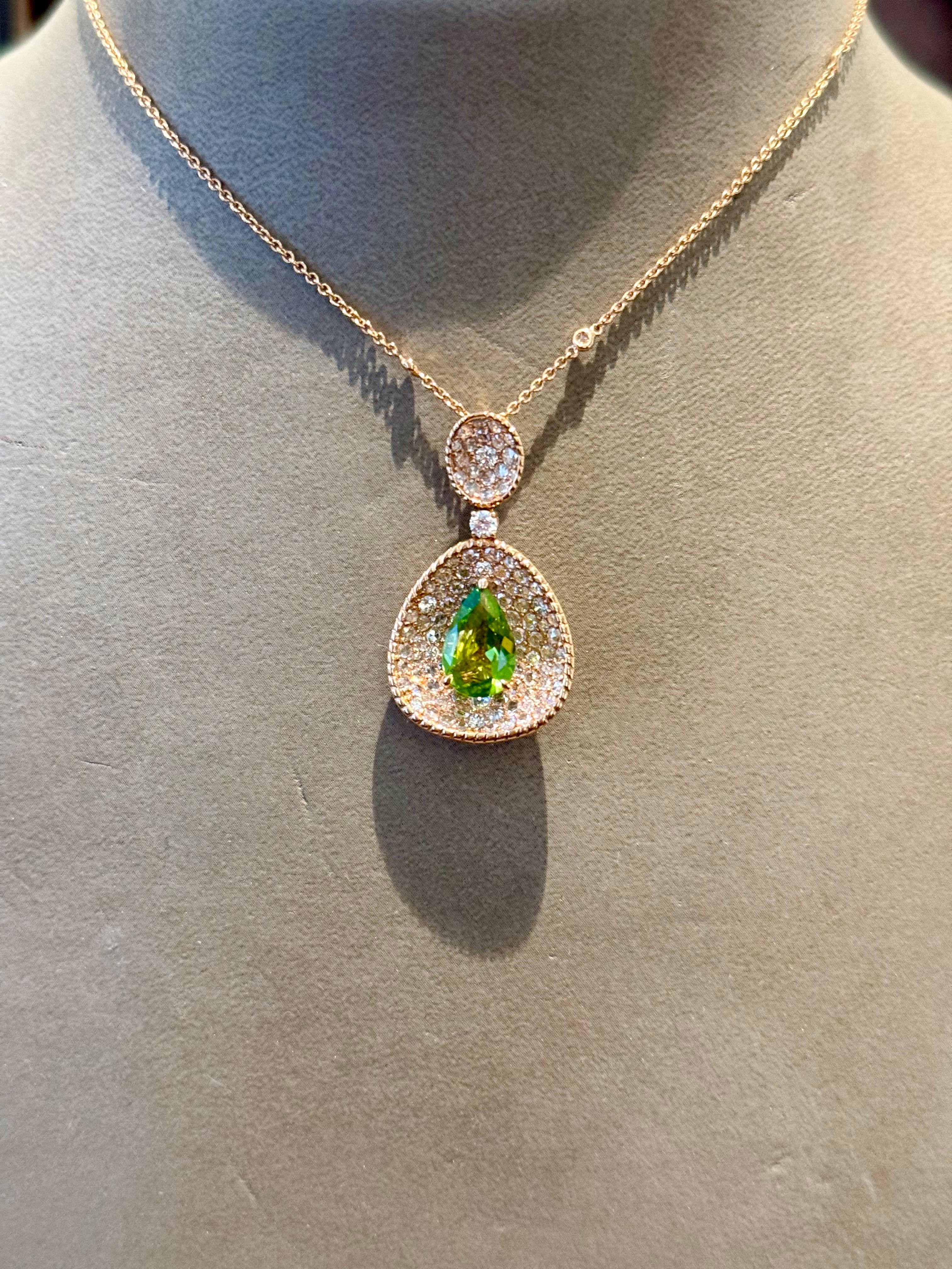Taglio a rosa 18 K rose Gold Chain with Peridot Diamond Pendant in vendita